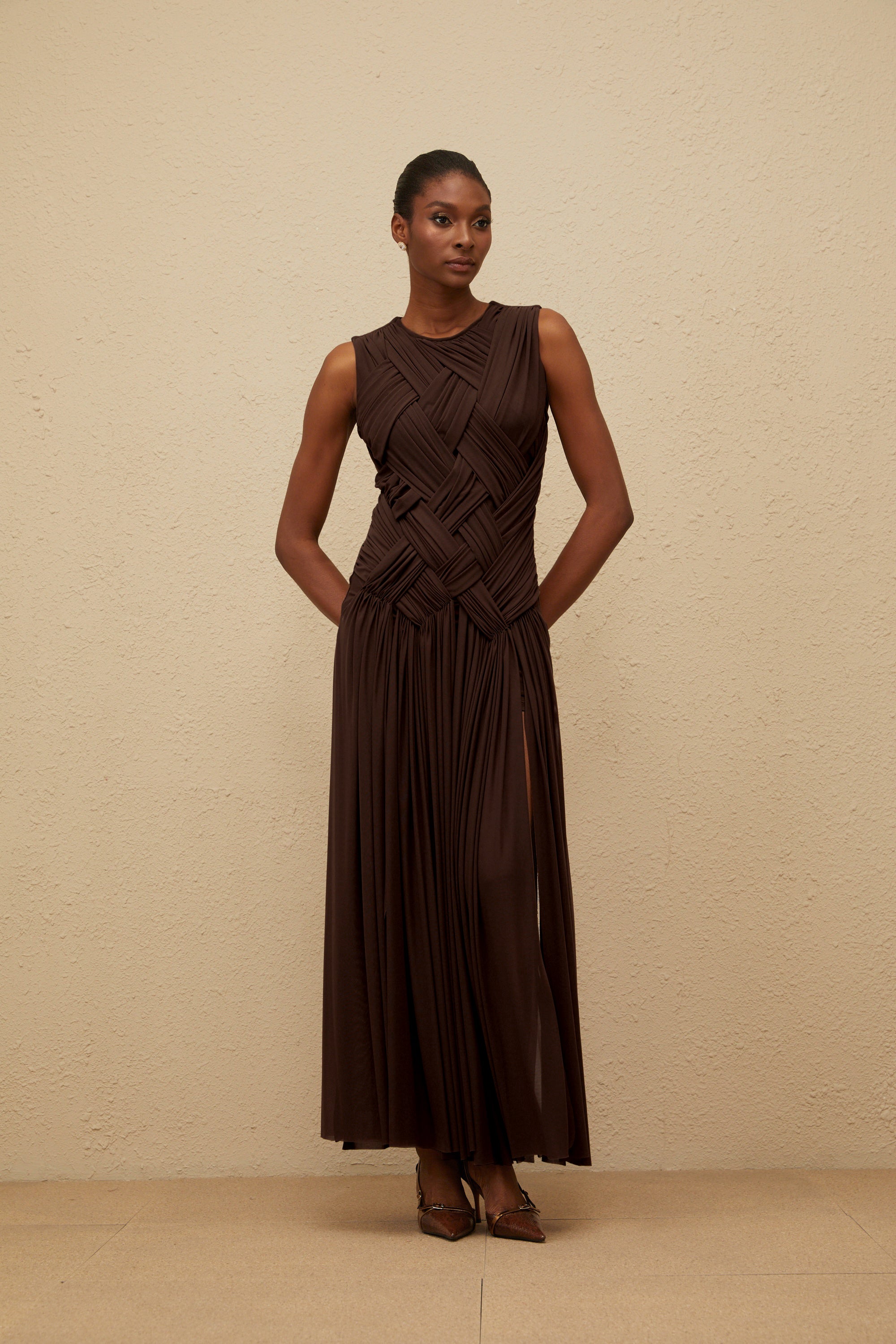 فستان دافني براون متوسط الطول من التول المضفر غير المتماثل