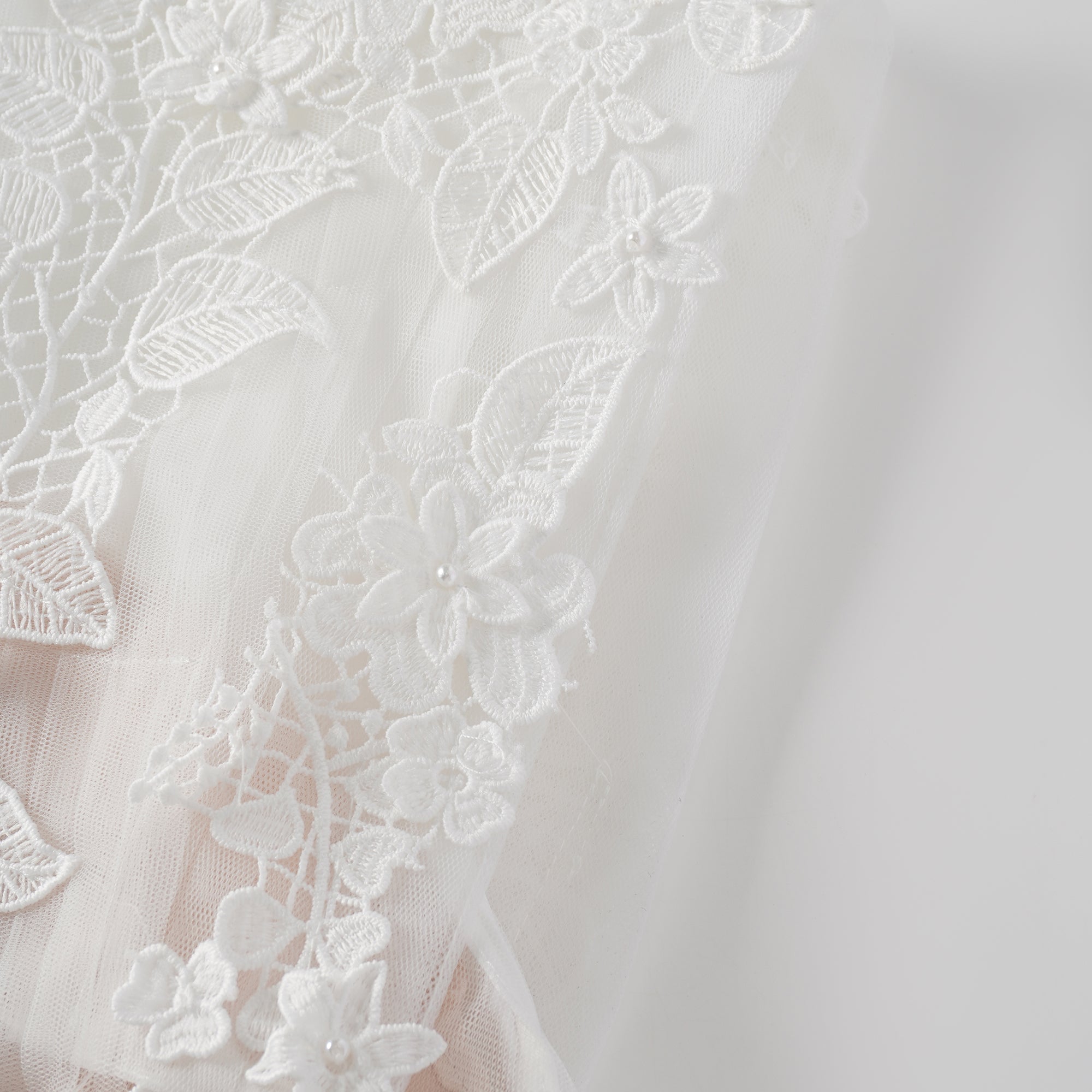 فستان أنابيل متوسط الطول من التول مزين بالزهور