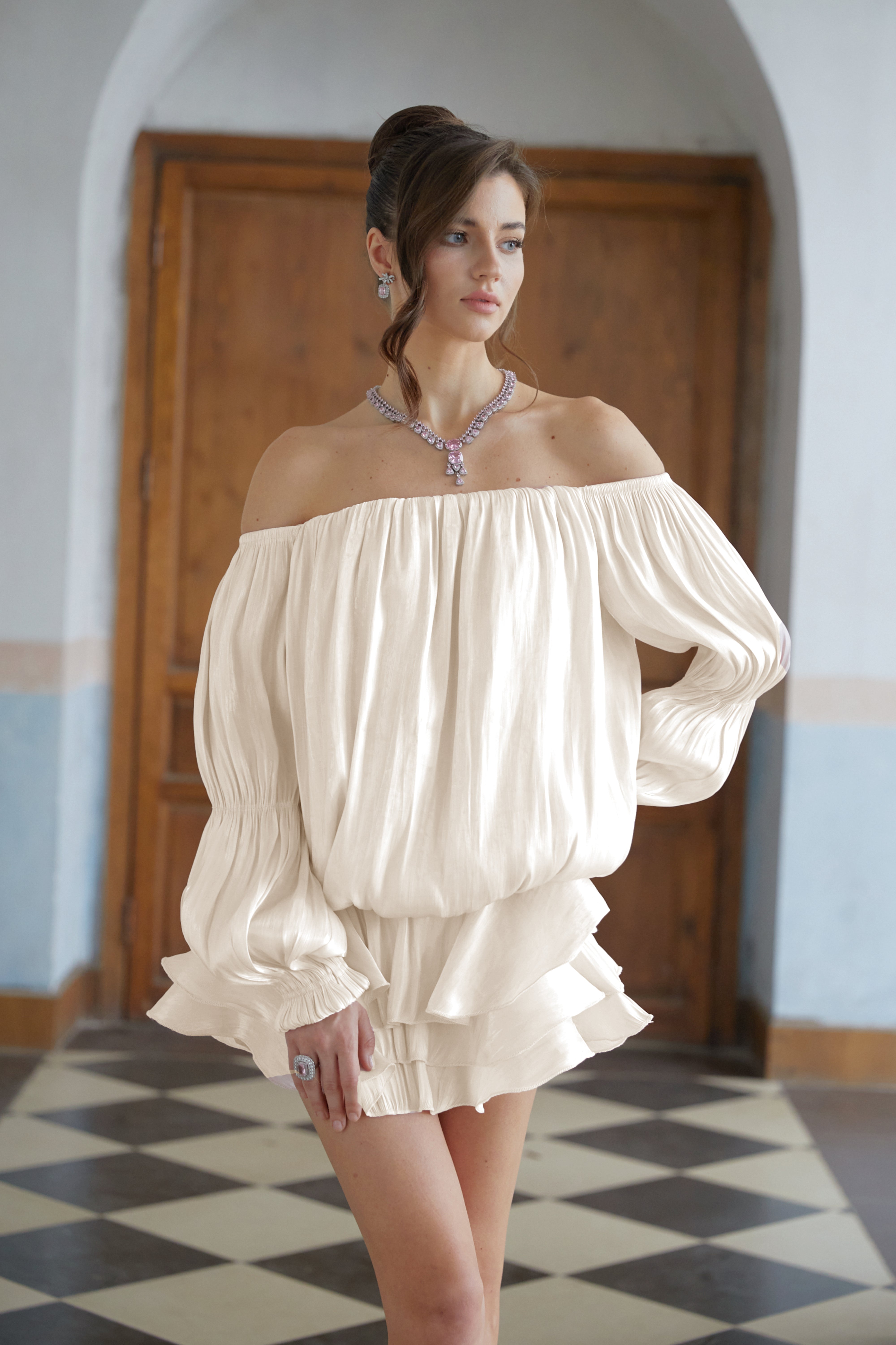 Zofia Weißes, glänzendes, plissiertes, mehrlagiges Minikleid