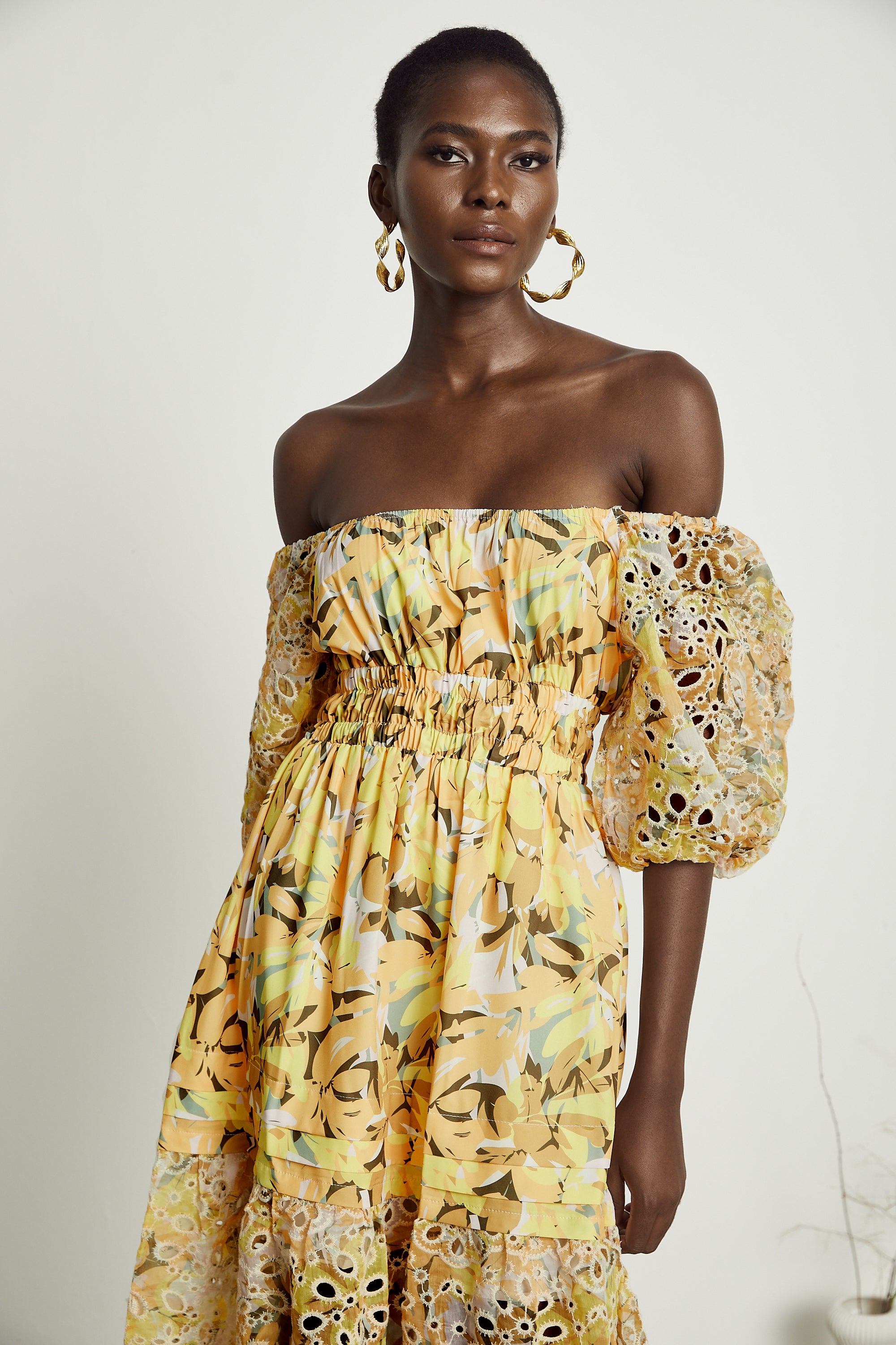 Clémence Midikleid mit Blumendruck und Cut-outs 