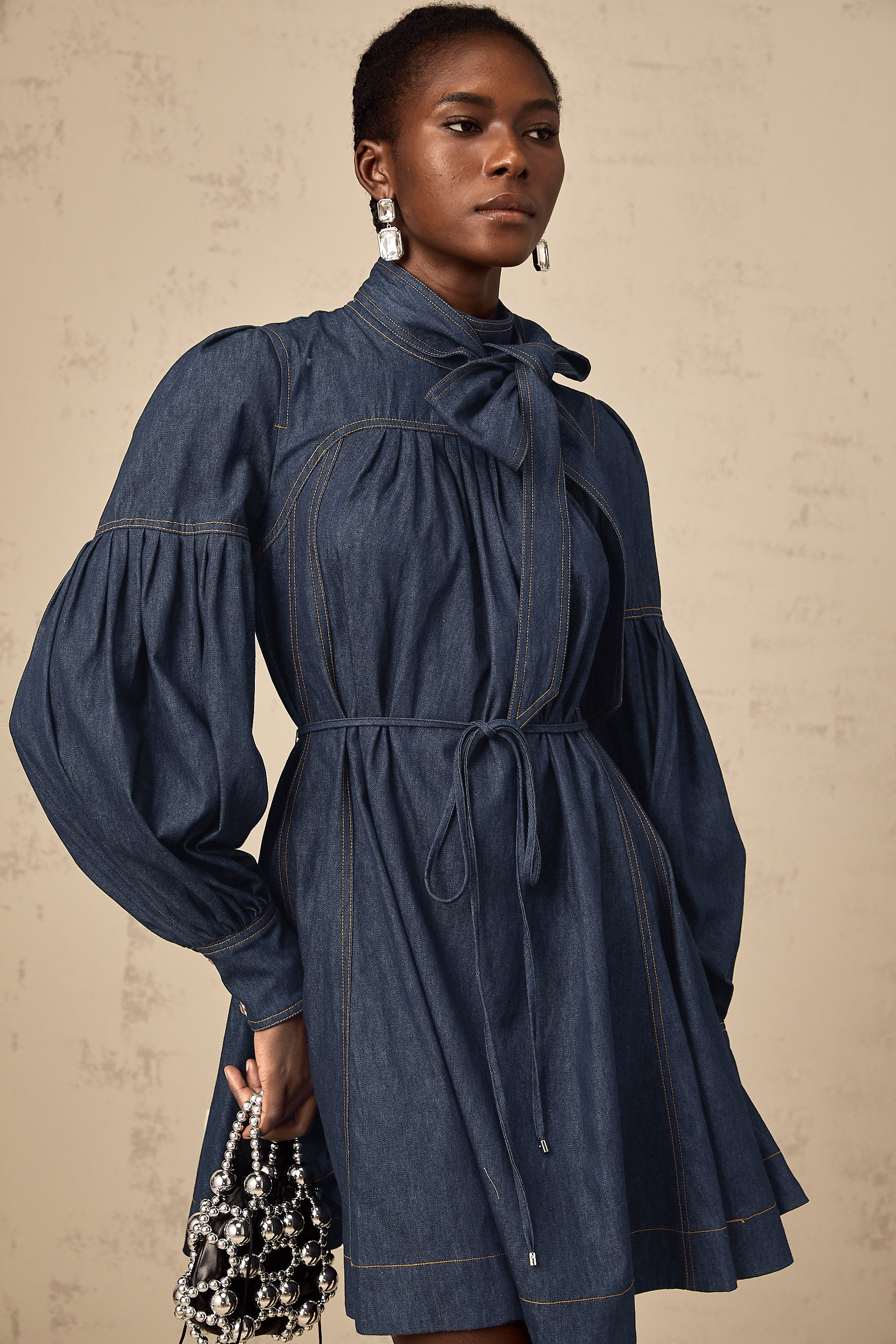 فستان ميرابل قصير من قماش الدنيم باللون الأزرق الداكن مع خياطة متباينة