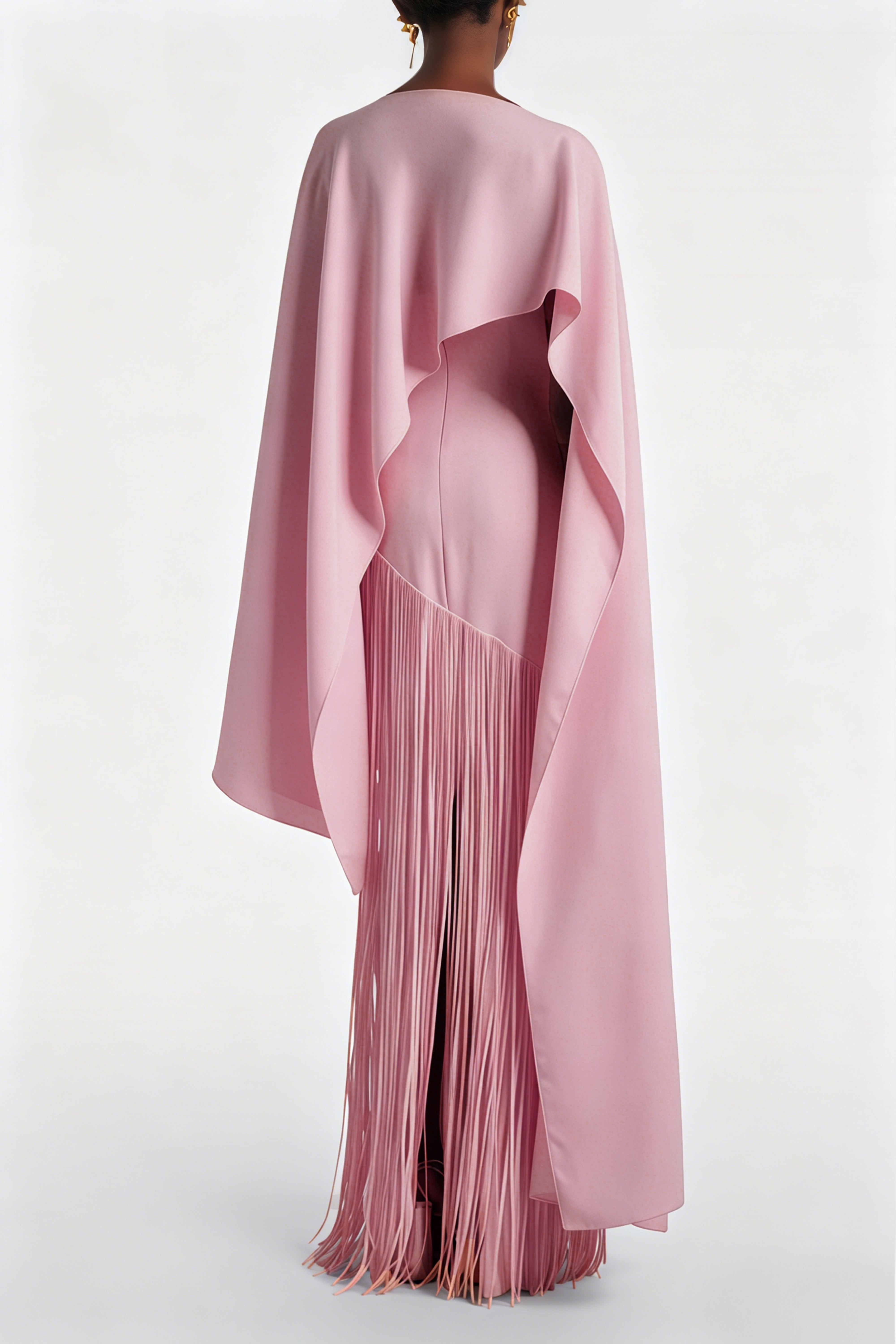 Cayetana – Rosa Maxikleid mit Fransen und Cape-Effekt