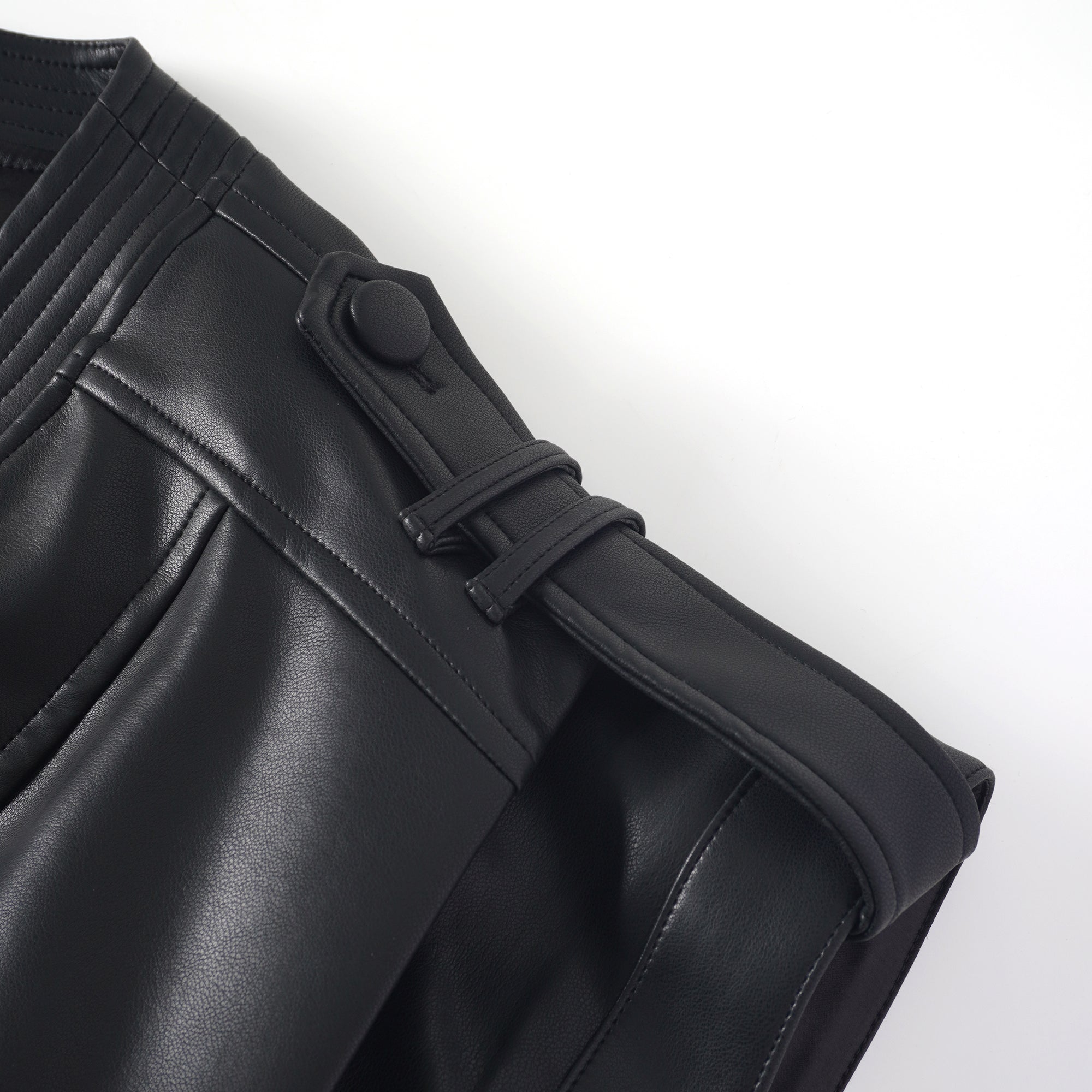 Amarante Schwarzes, zweireihiges Mini-Kleid aus Leder