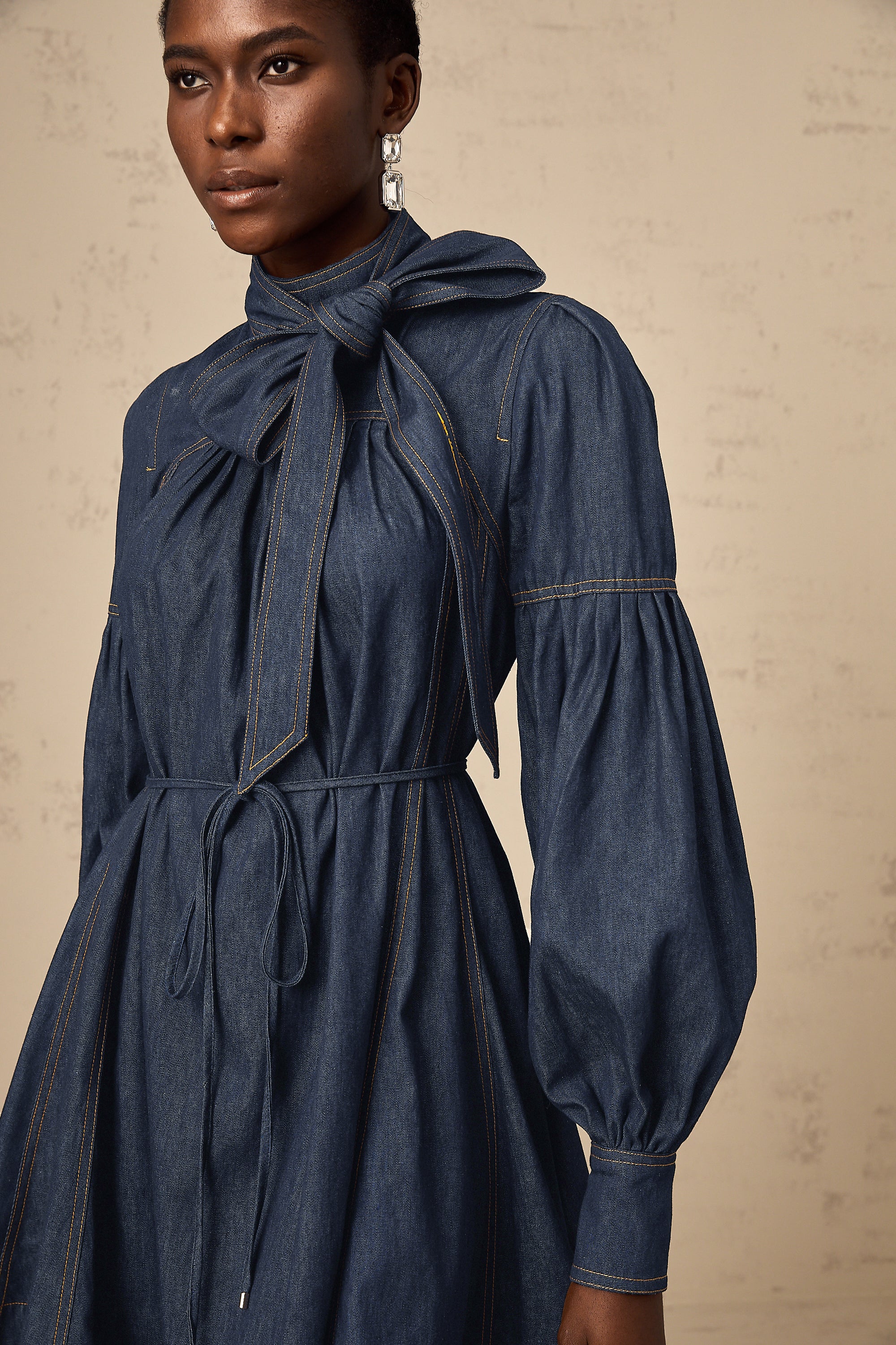 فستان ميرابل قصير من قماش الدنيم باللون الأزرق الداكن مع خياطة متباينة