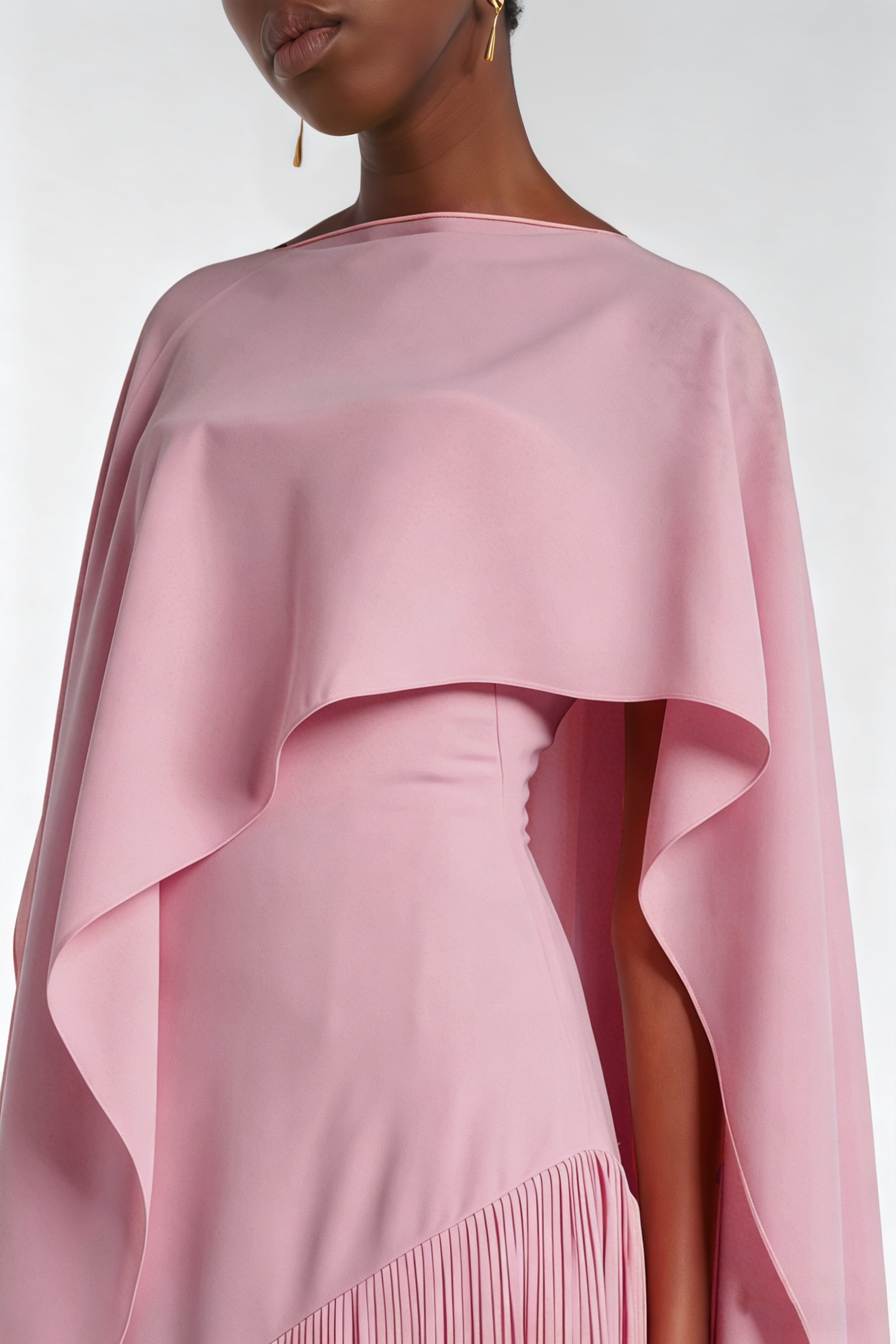 Cayetana – Rosa Maxikleid mit Fransen und Cape-Effekt