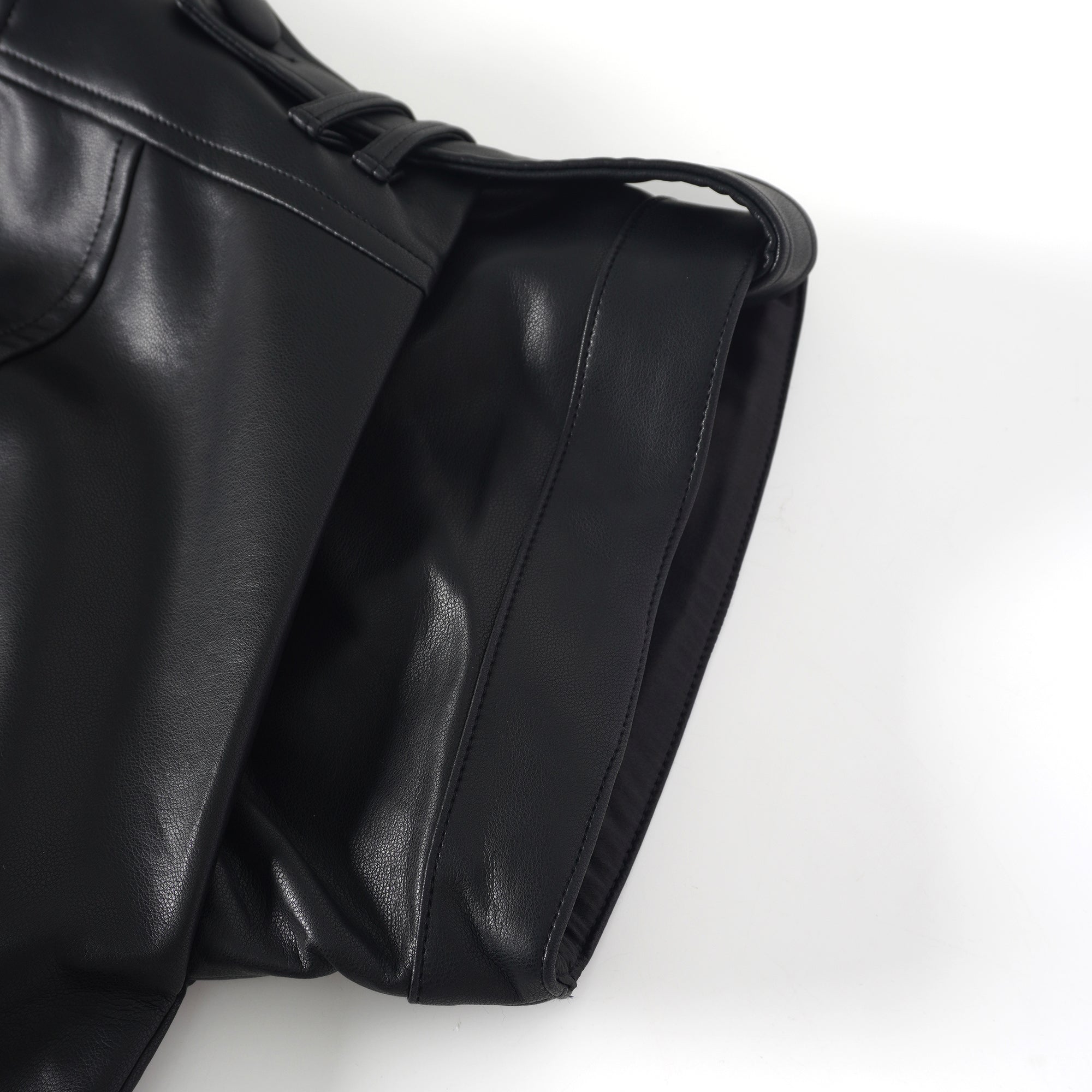 Amarante Schwarzes, zweireihiges Mini-Kleid aus Leder