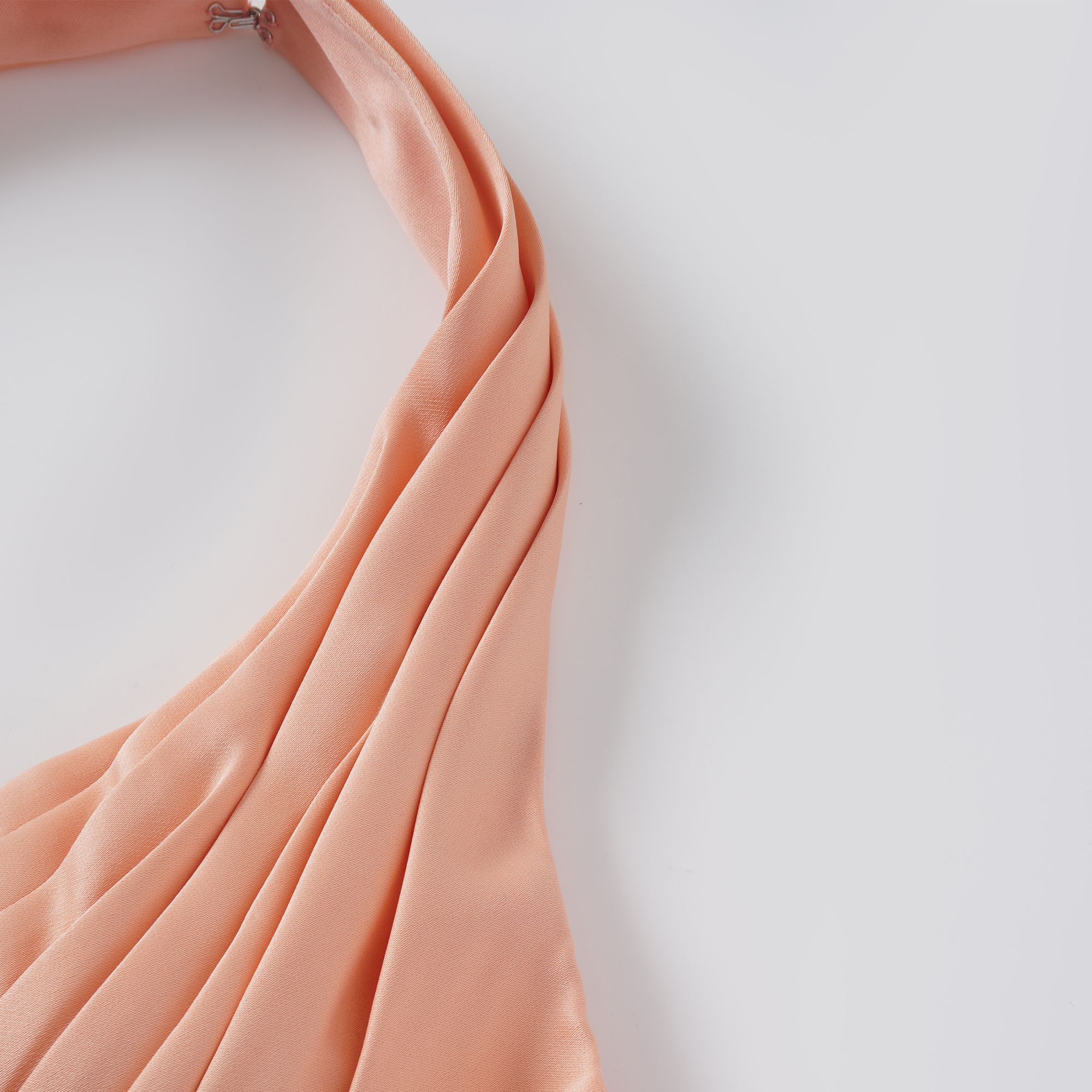 فستان أورلي أورانج ماكسي ذو فتحة الرقبة على شكل حرف V بتصميم حورية البحر