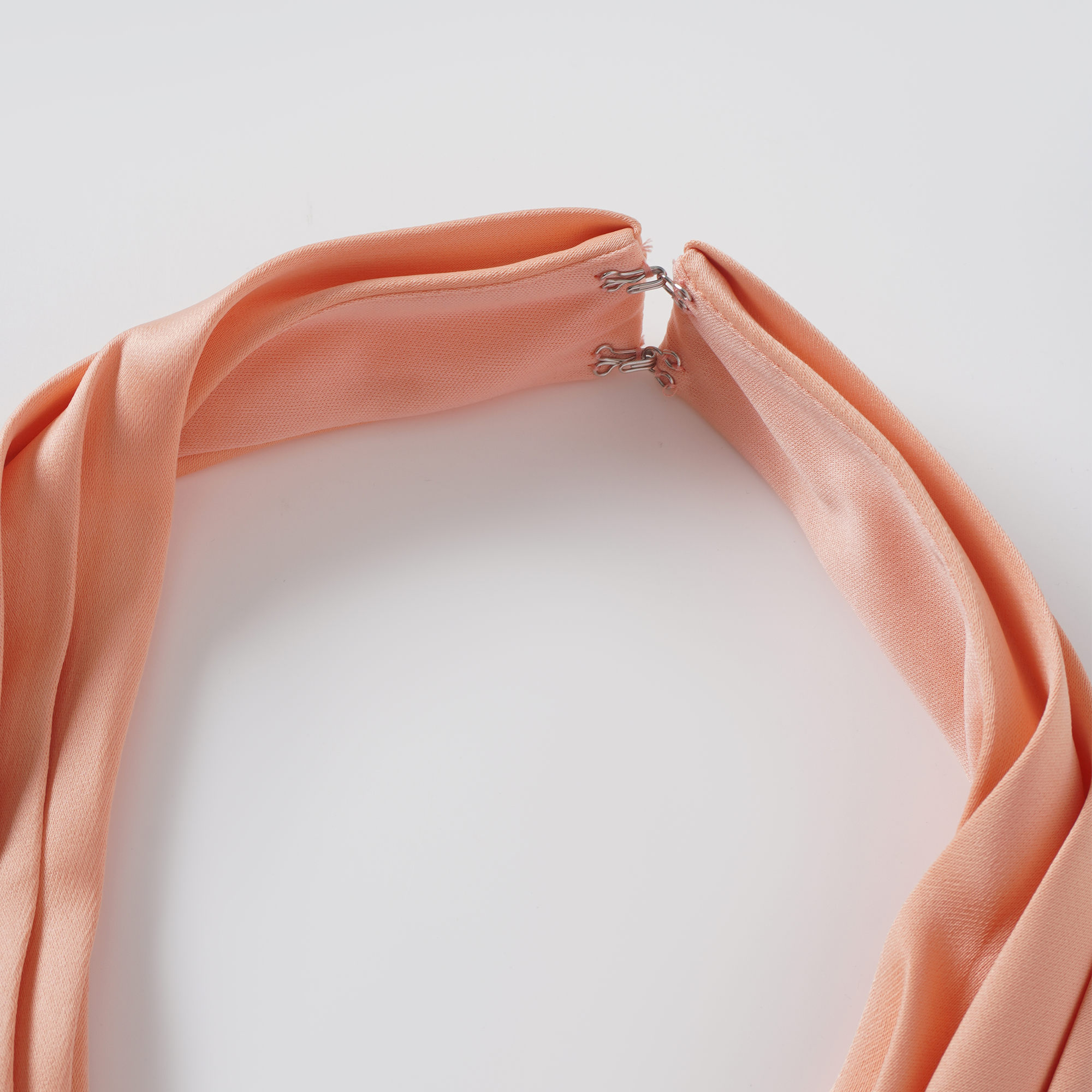 فستان أورلي أورانج ماكسي ذو فتحة الرقبة على شكل حرف V بتصميم حورية البحر