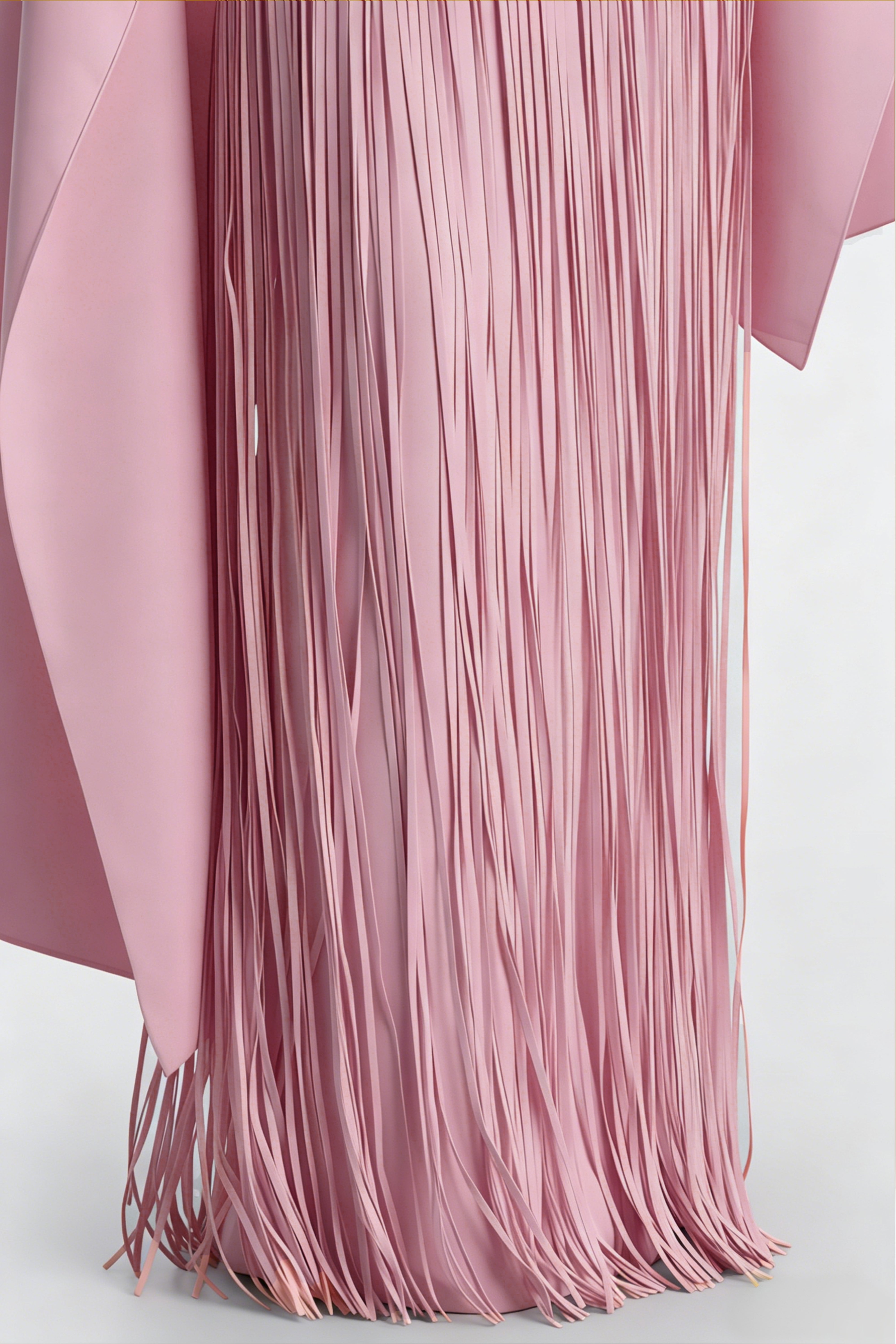 Cayetana – Rosa Maxikleid mit Fransen und Cape-Effekt