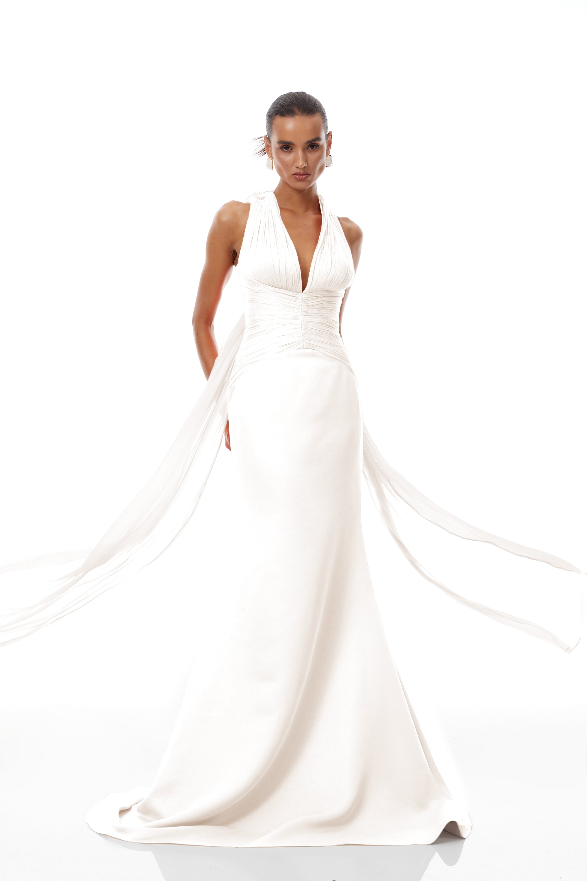 فستان ماكسي طويل برتقالي من إيميلين بتصميم قطار ومجمع الكشكش