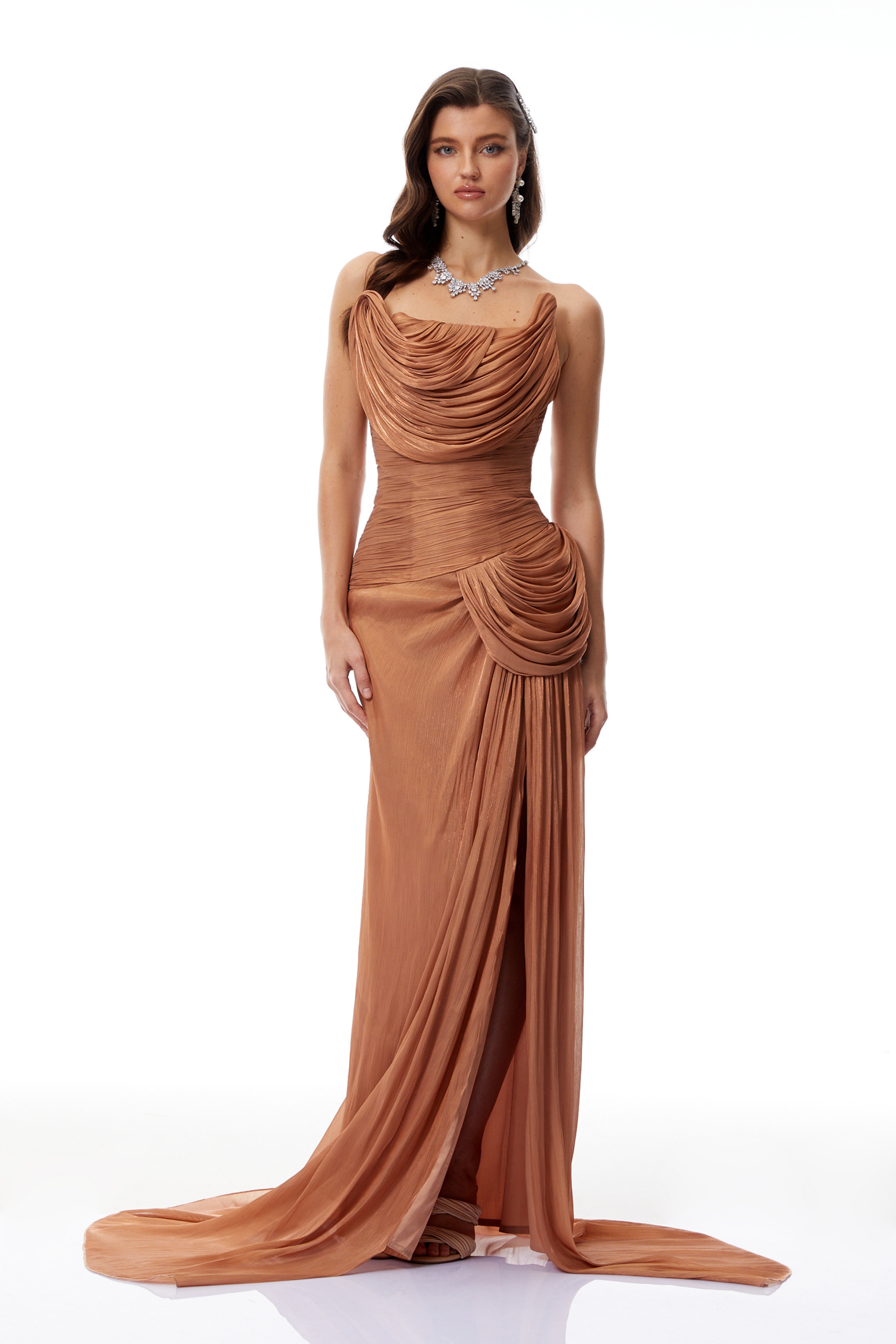 Gelsomina Gold Asymmetrisches, glänzendes Maxikleid mit Raffungen