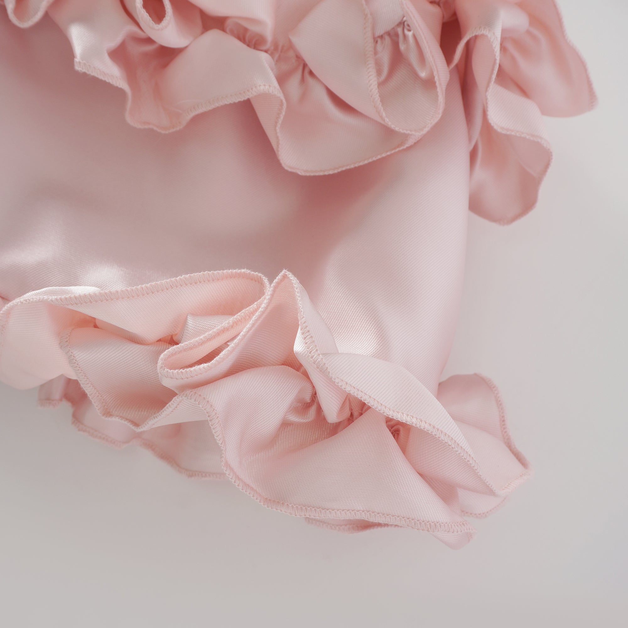 فستان لورين الوردي القصير من الساتان المكشكش