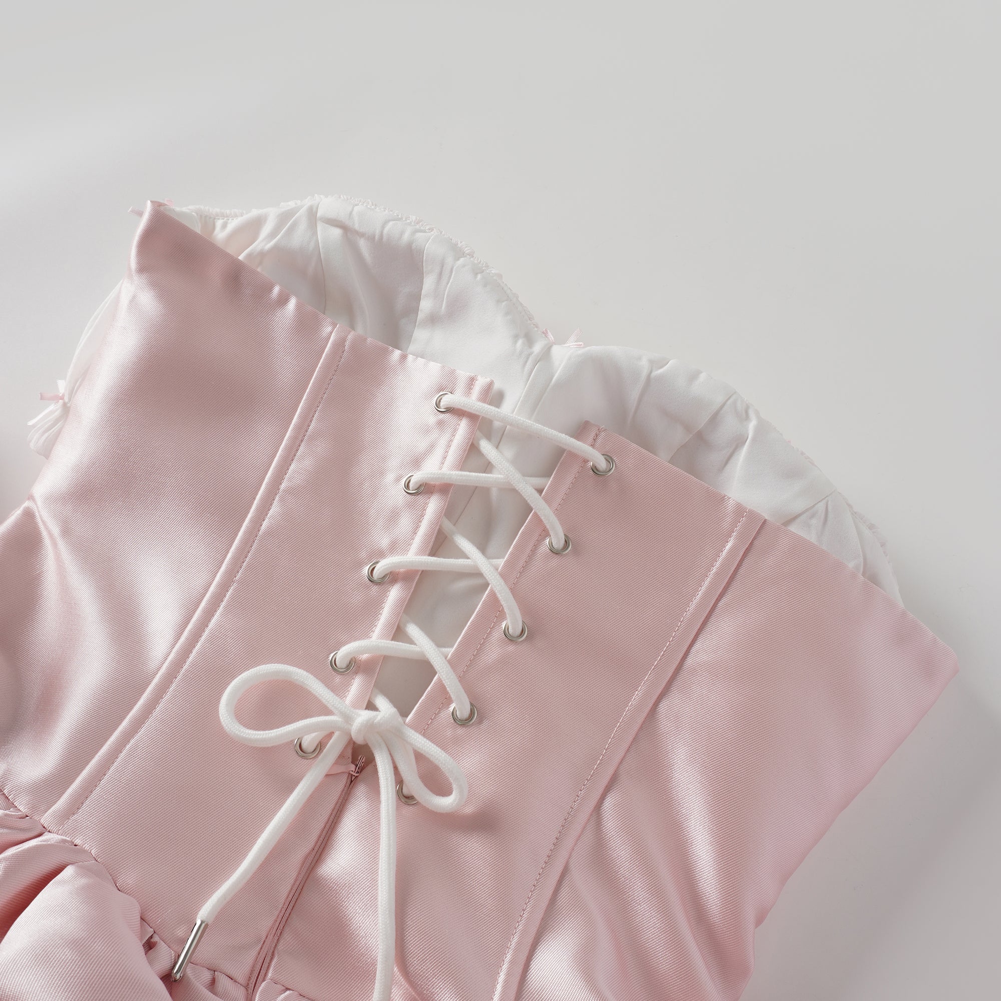 فستان لورين الوردي القصير من الساتان المكشكش