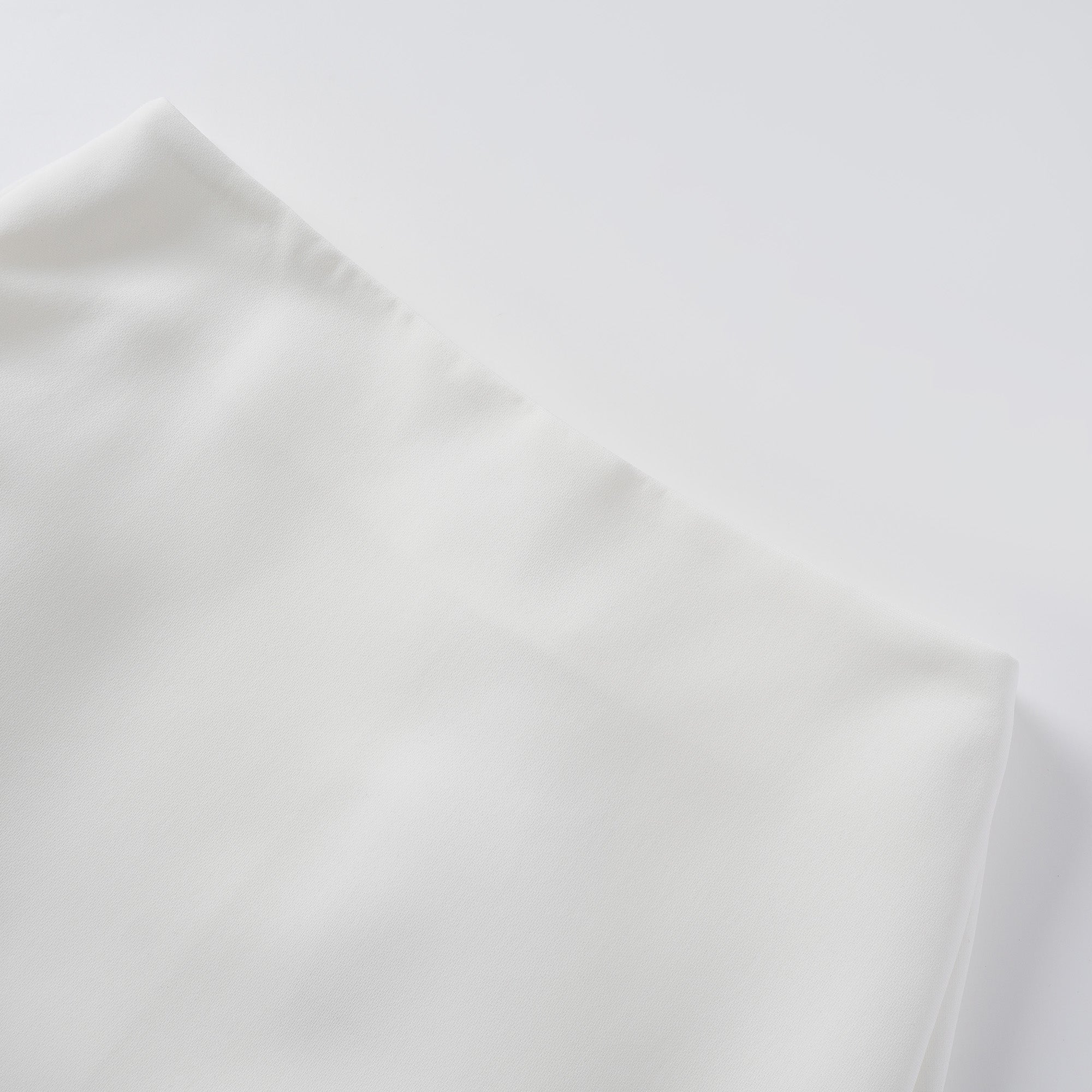 طقم جاكيت وتنورة بتصميم برميلي من أدريانا وايت