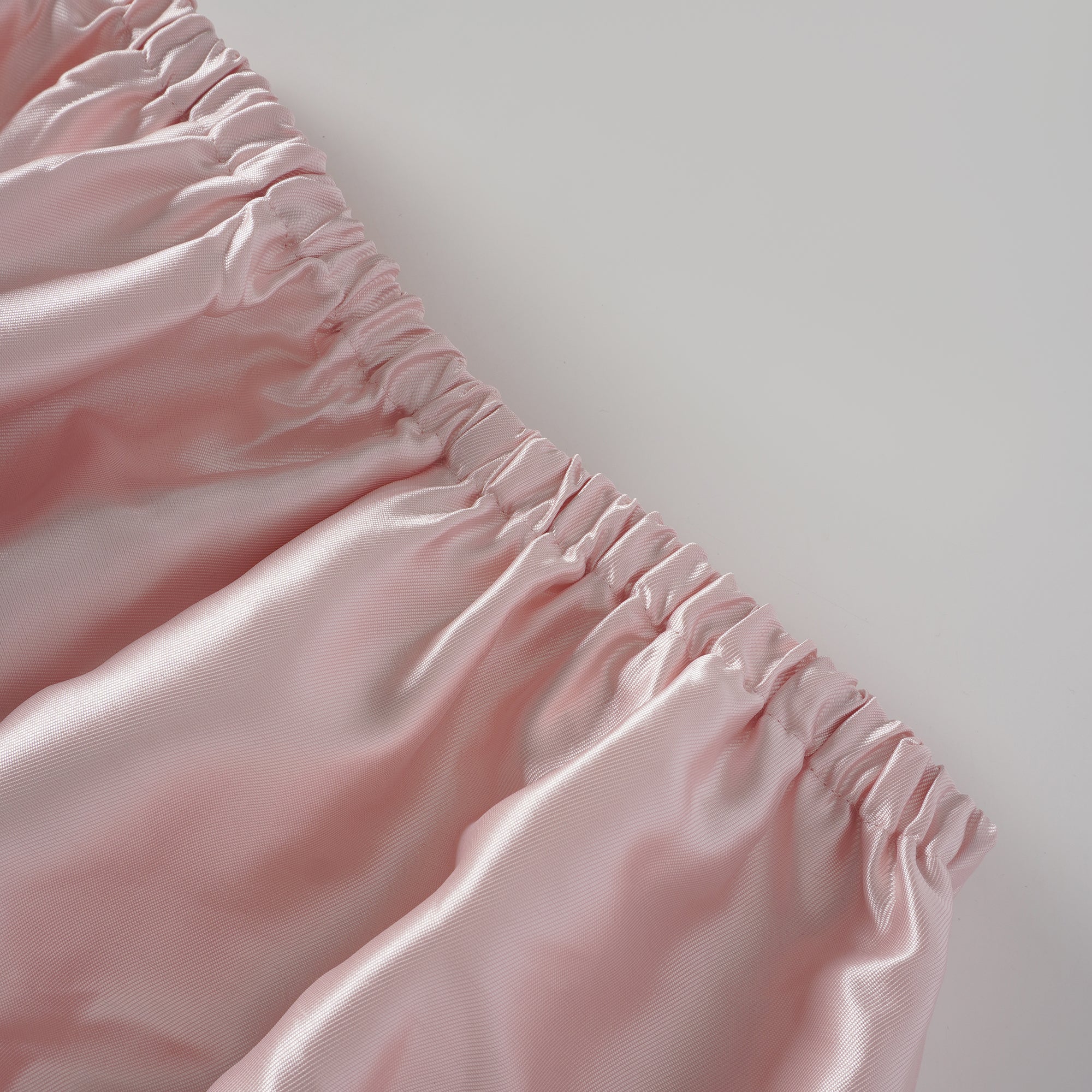 فستان لورين الوردي القصير من الساتان المكشكش