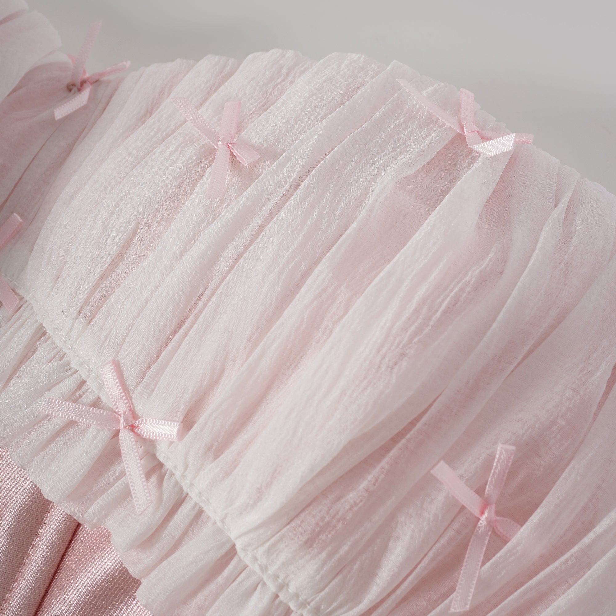 فستان لورين الوردي القصير من الساتان المكشكش