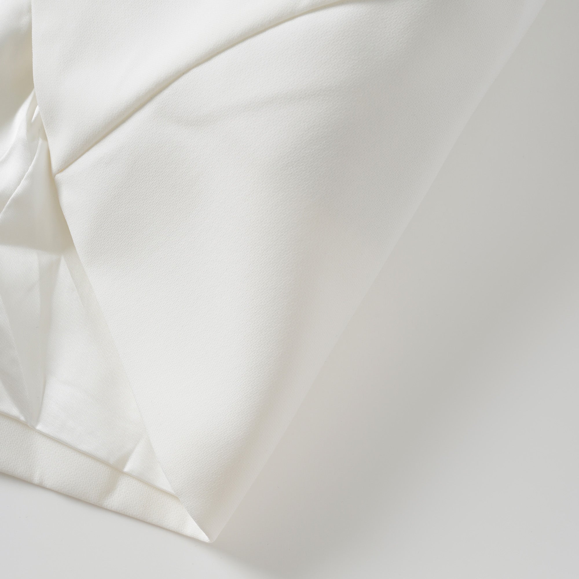 طقم جاكيت وتنورة بتصميم برميلي من أدريانا وايت