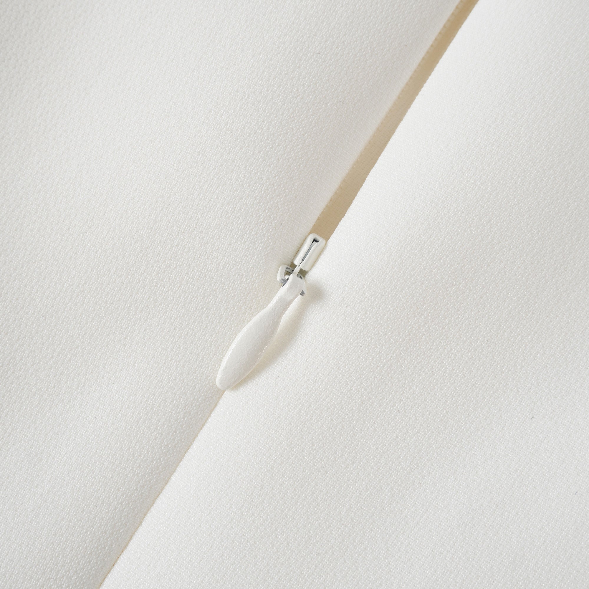 طقم جاكيت وتنورة بتصميم برميلي من أدريانا وايت