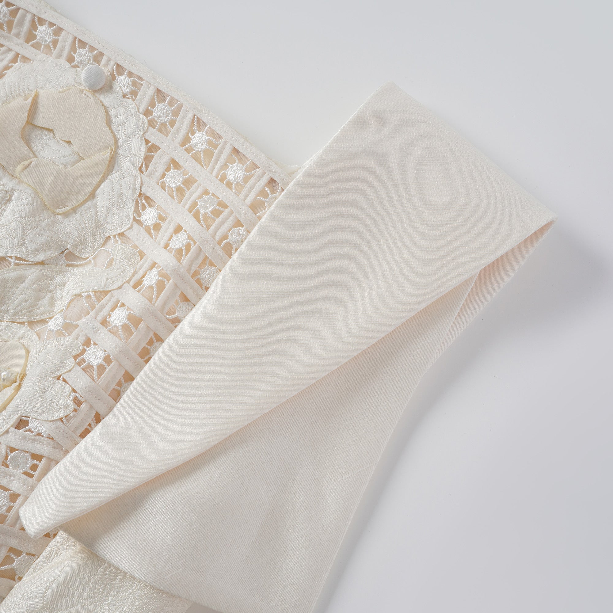 Léa Weißes Häkel-Minikleid mit Blumenapplikation