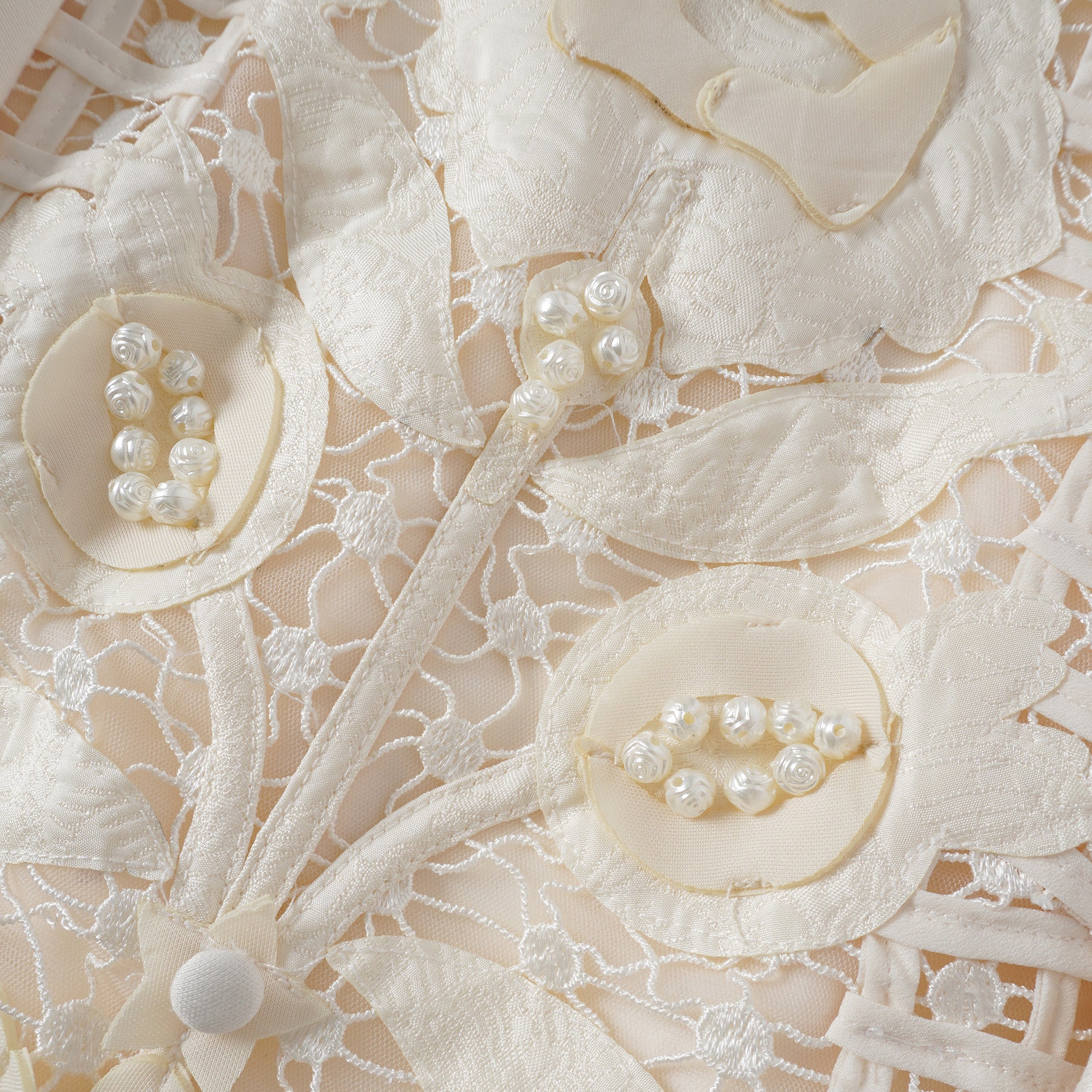 Léa Weißes Häkel-Minikleid mit Blumenapplikation