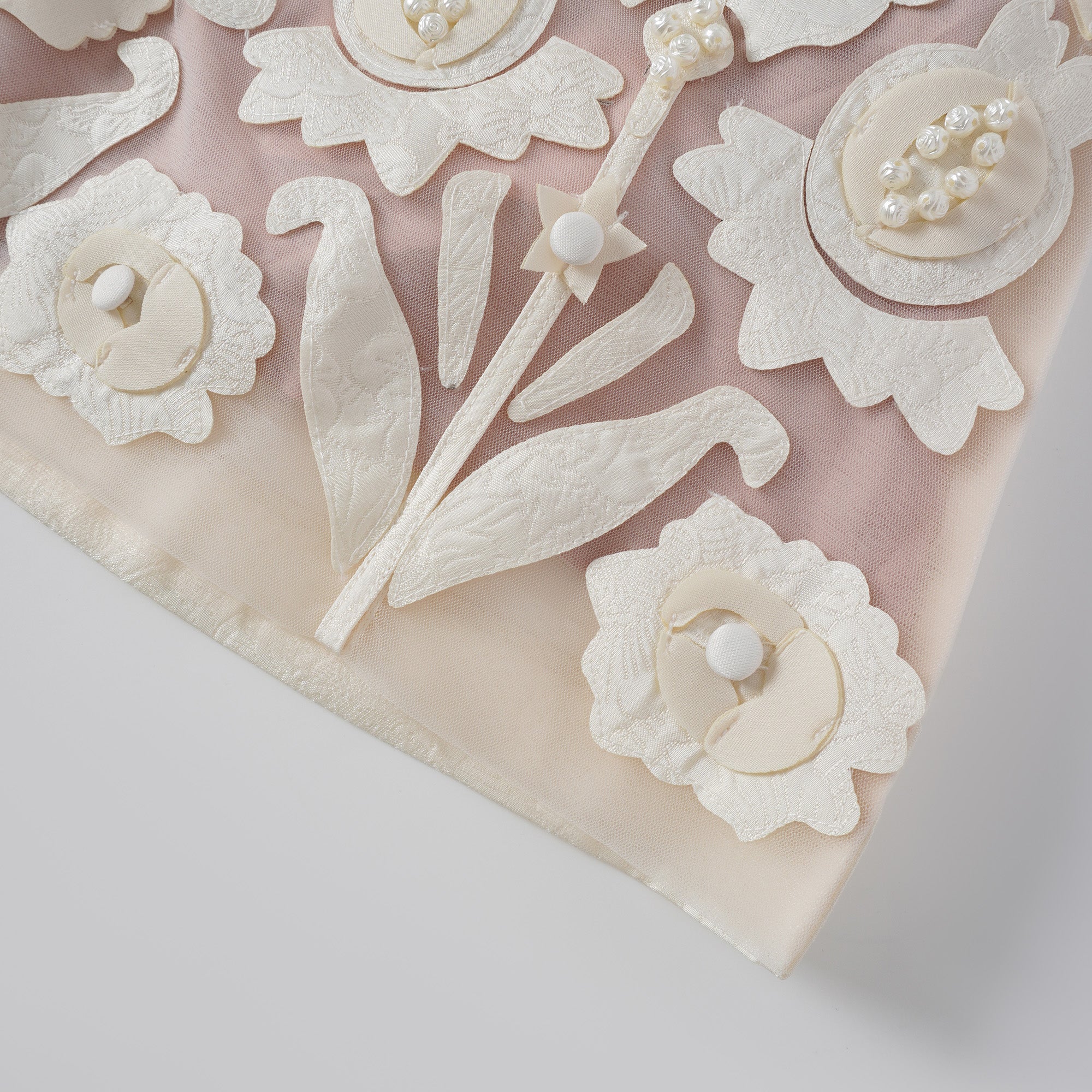 Léa Weißes Häkel-Minikleid mit Blumenapplikation