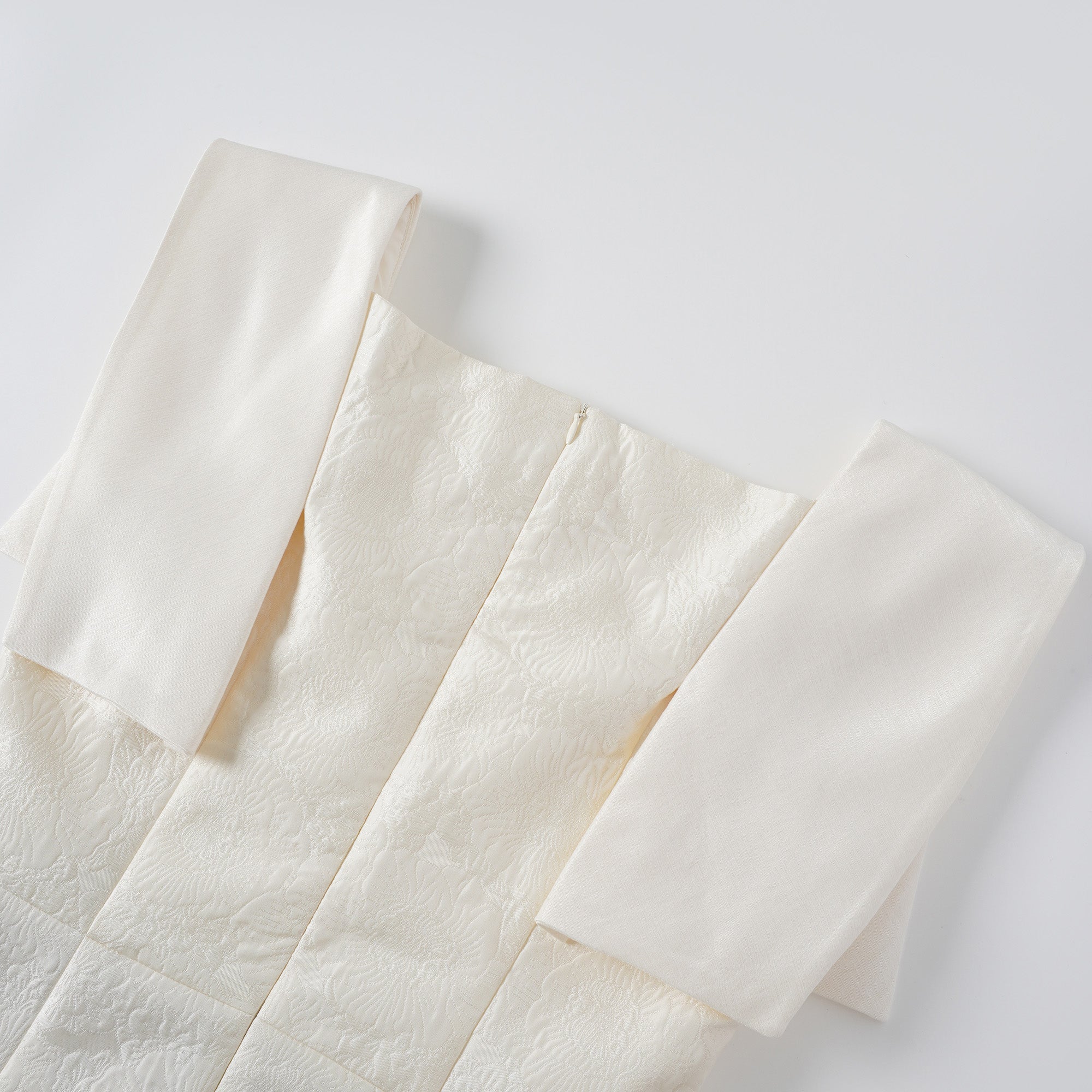 Léa Weißes Häkel-Minikleid mit Blumenapplikation