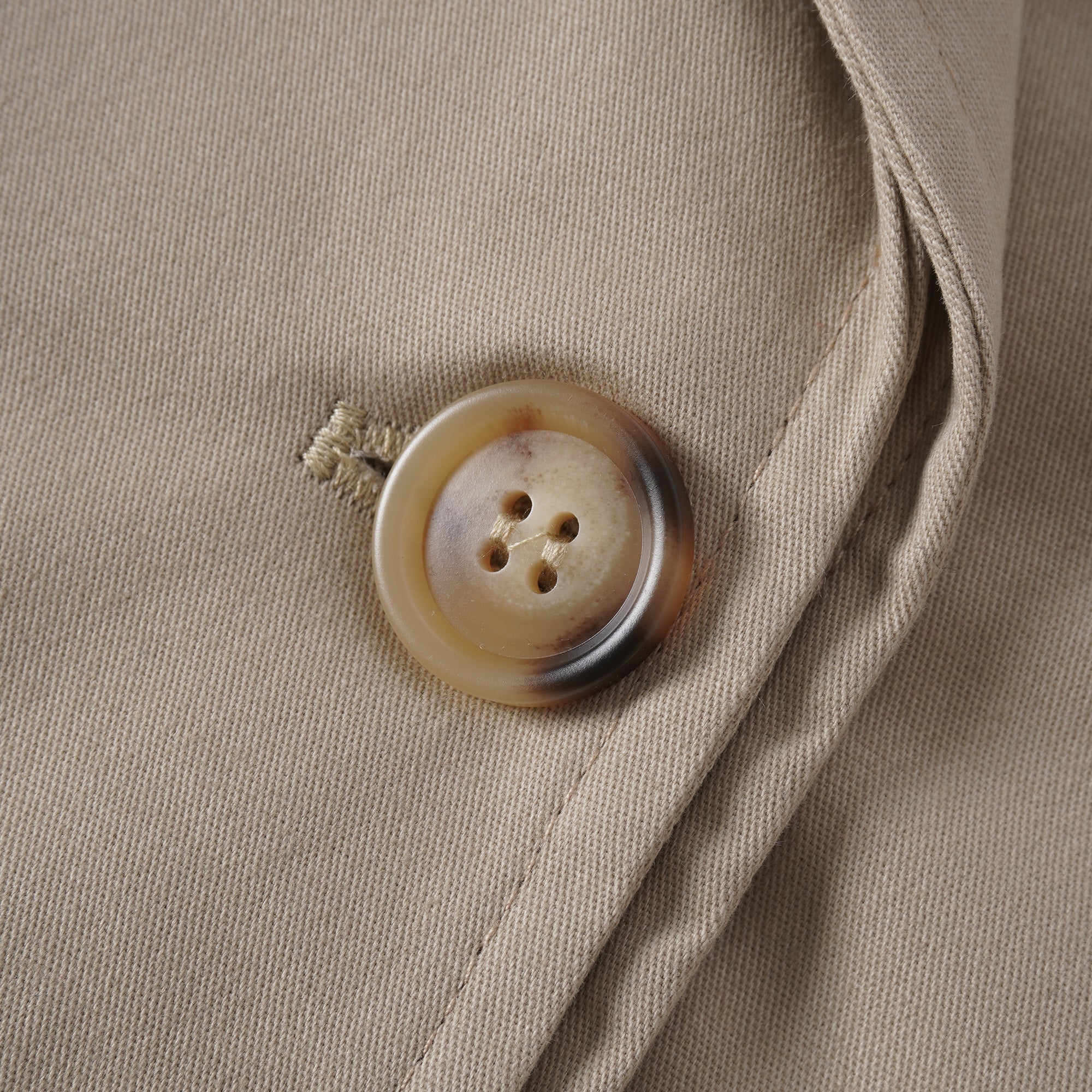 معطف ساندرا قصير محايد مزدوج الصدر بأزرار