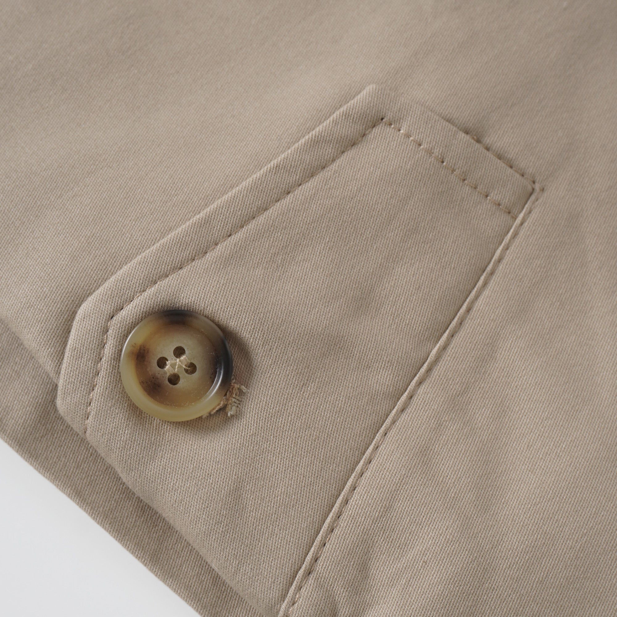 معطف ترينش قصير بلون الكاكي ذو صفين أزرار من ساندرا