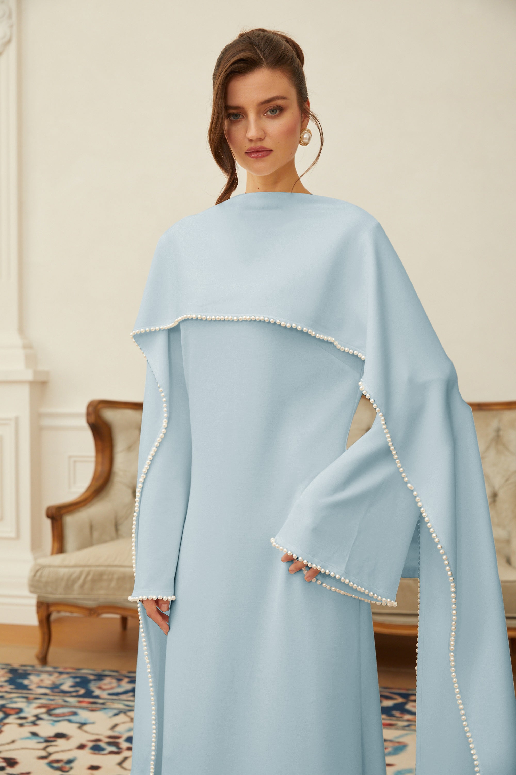 Piroska Maxikleid mit blauer Perlenbesatz-Stola