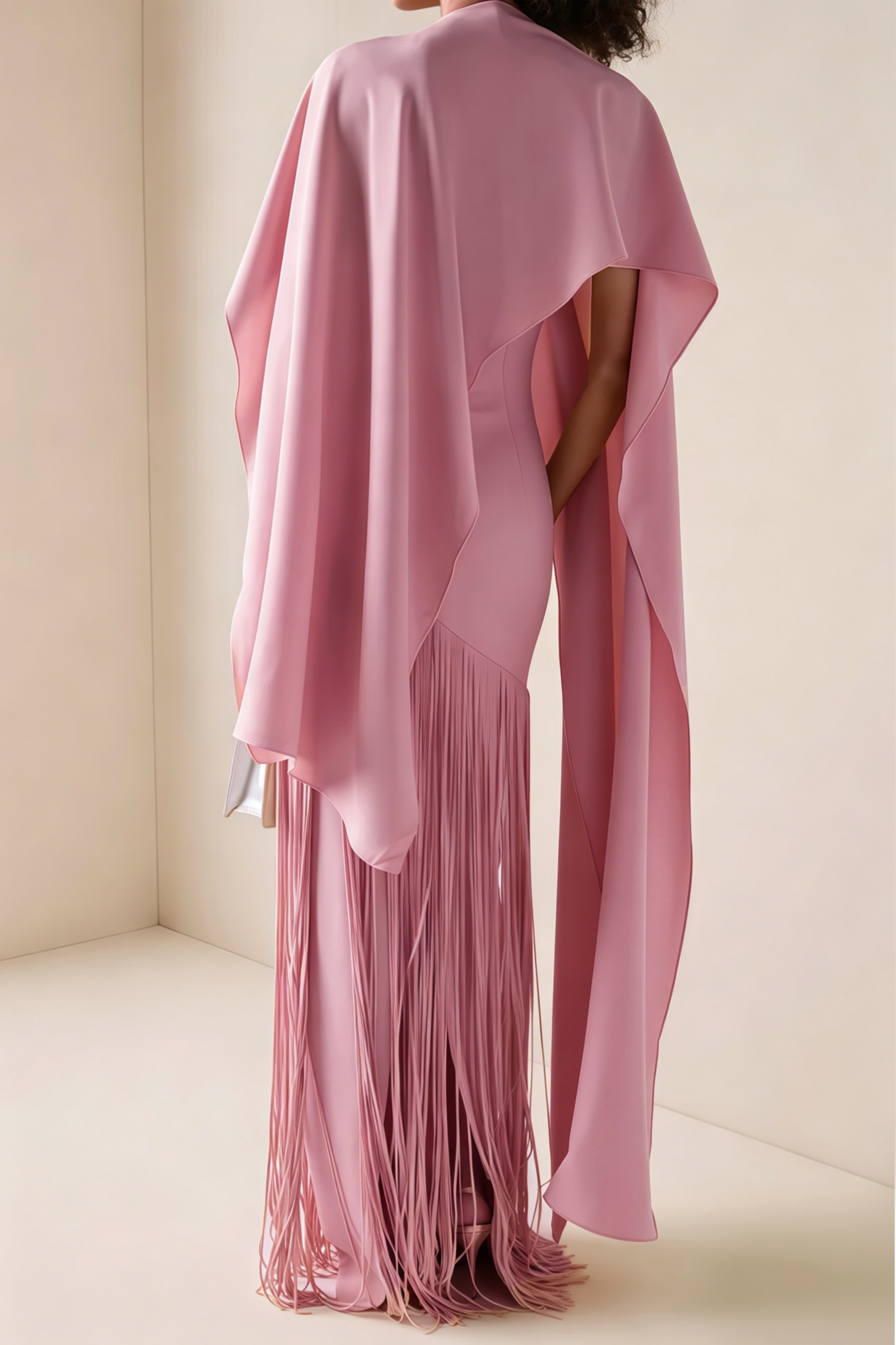 Cayetana – Rosa Maxikleid mit Fransen und Cape-Effekt