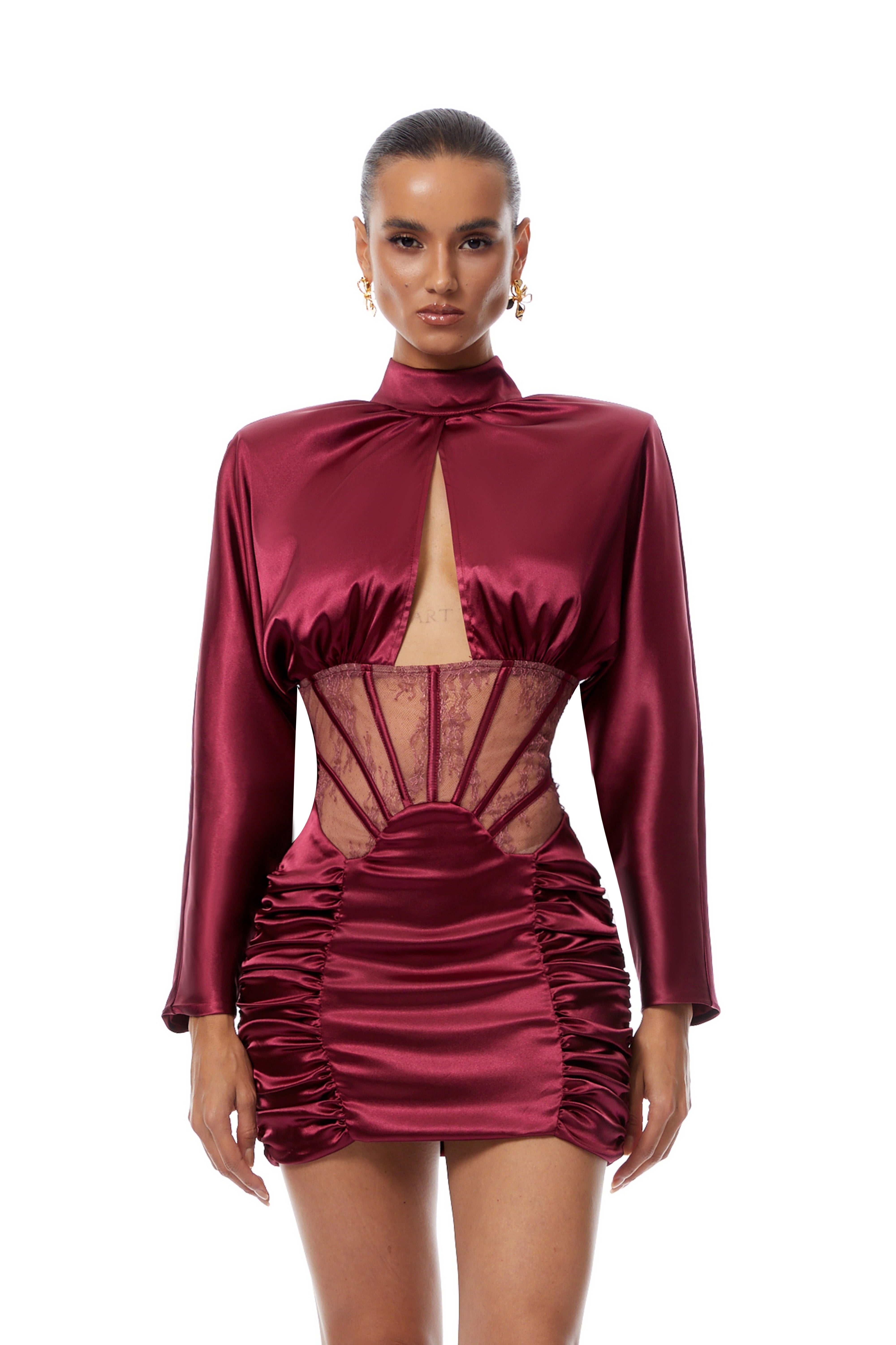 فستان قصير من الساتان بتصميم شبكي من الدانتيل الأحمر مع طبقة من التول، طراز إميليدا.