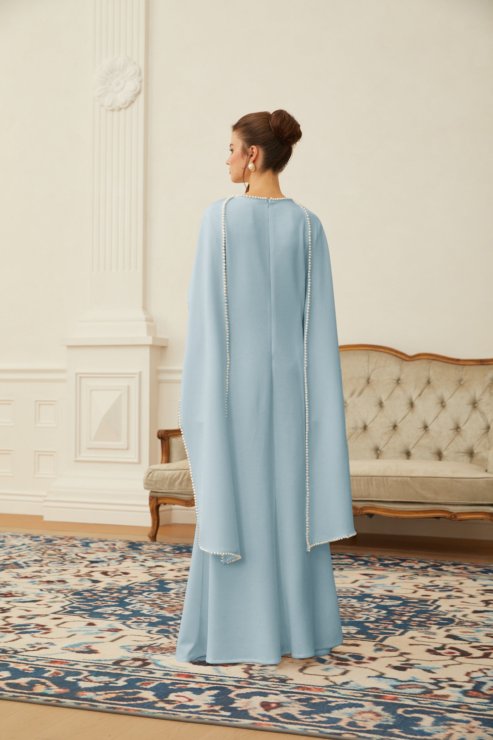 Piroska Maxikleid mit blauer Perlenbesatz-Stola