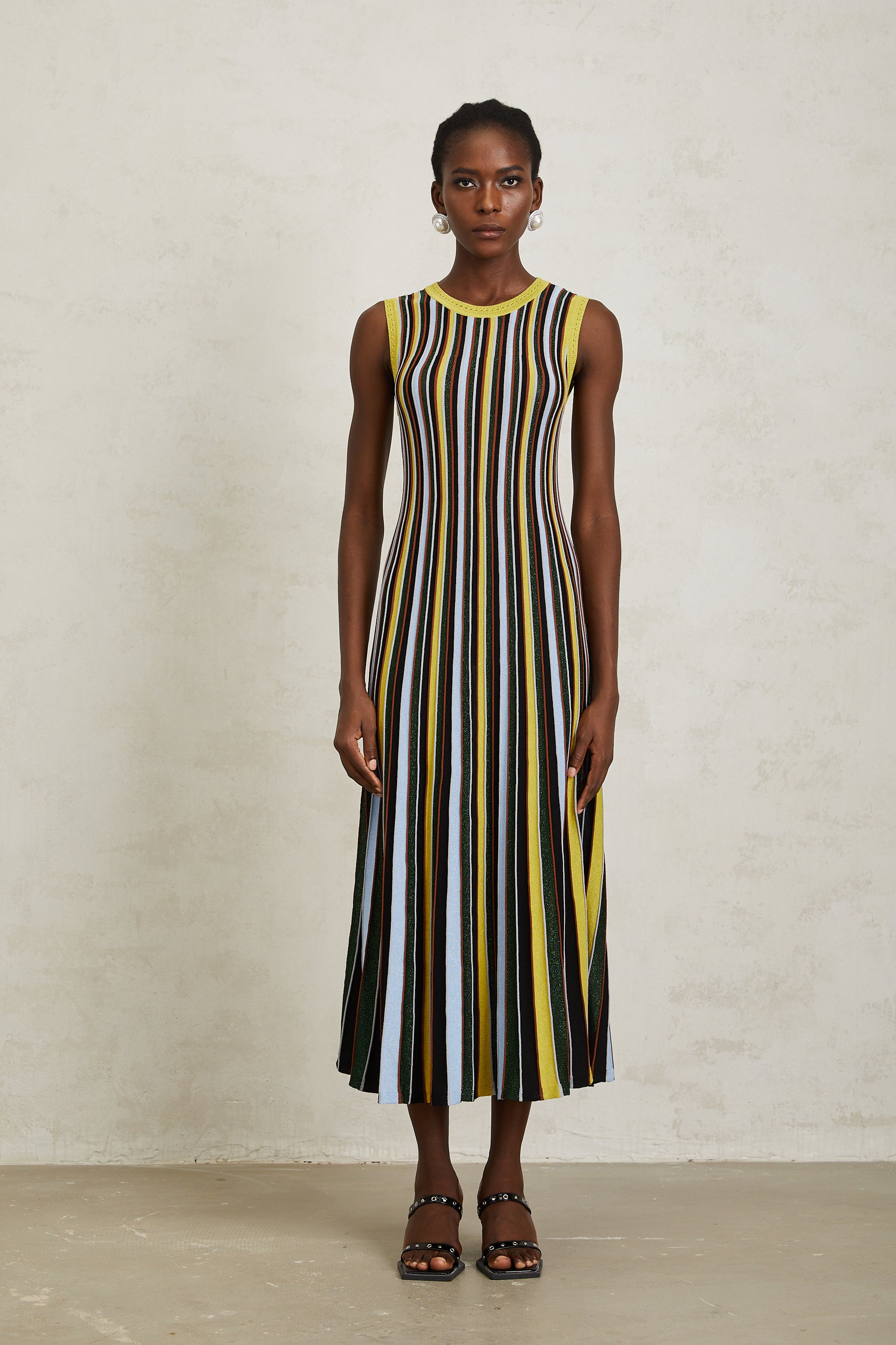 فستان كليمانس متوسط الطول محبوك بخطوط عمودية صفراء