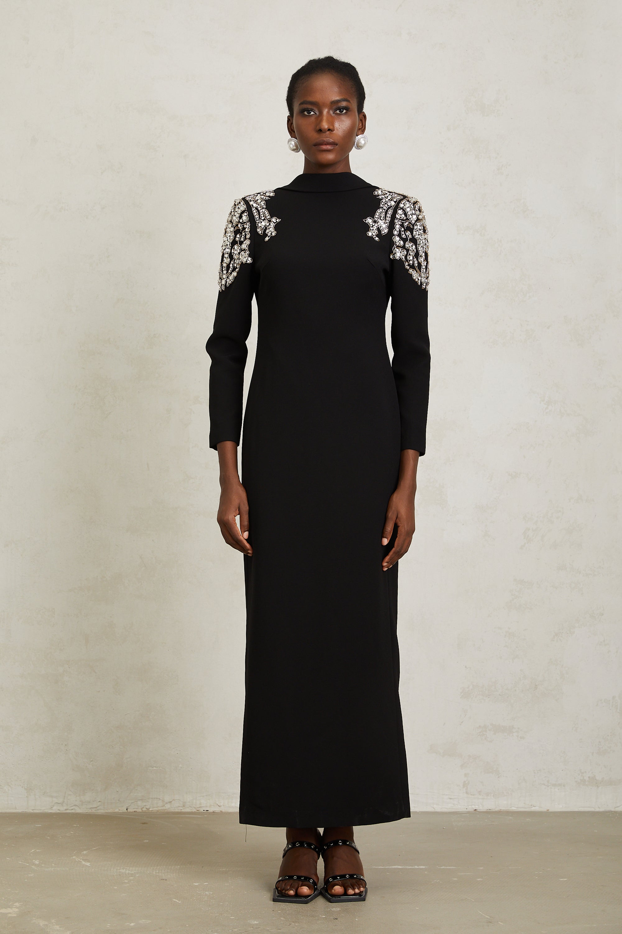 Lidia – Schwarzes, verziertes Maxikleid mit offenem Rücken