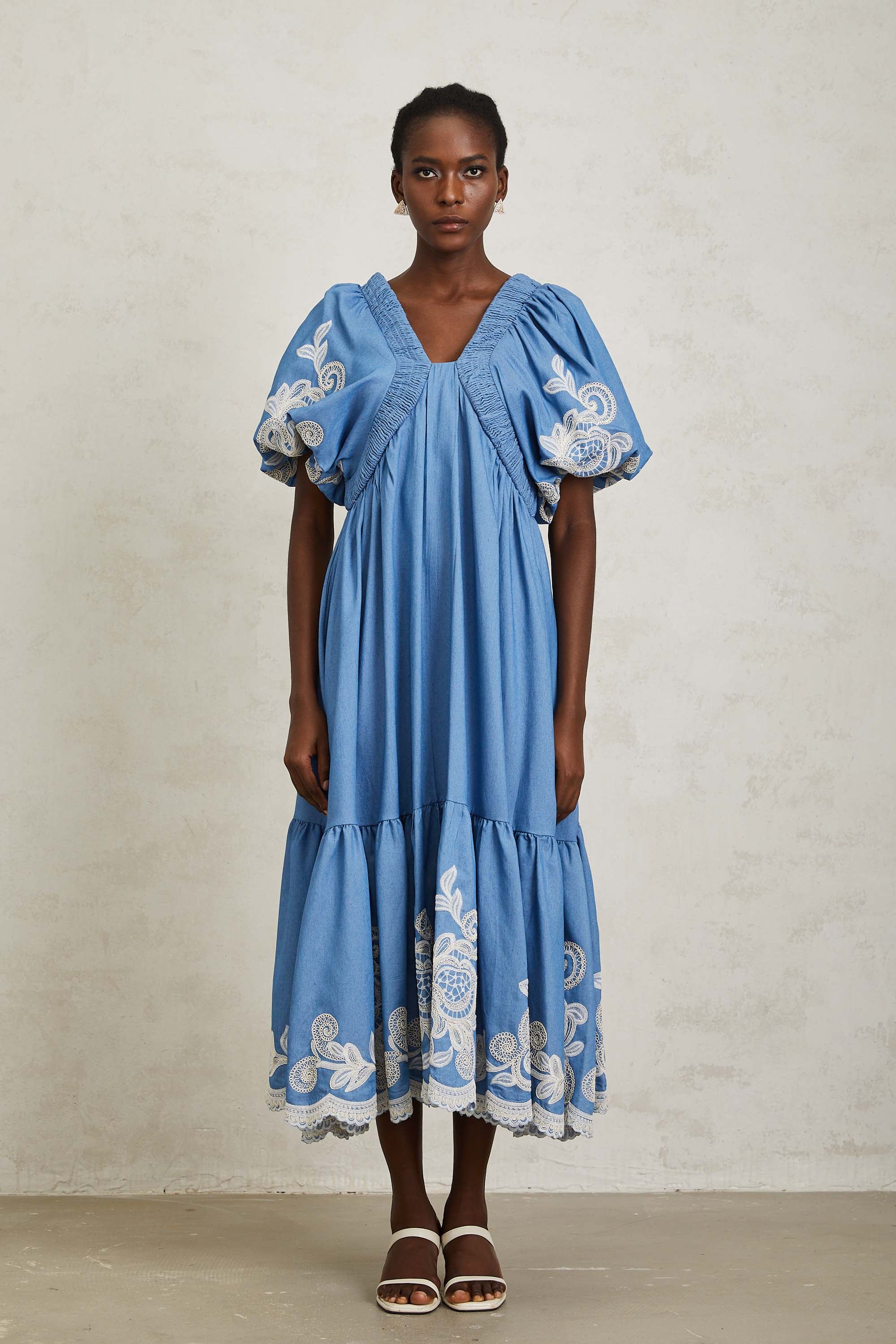 فستان هيلويز أزرق متوسط الطول مطرز بالورود