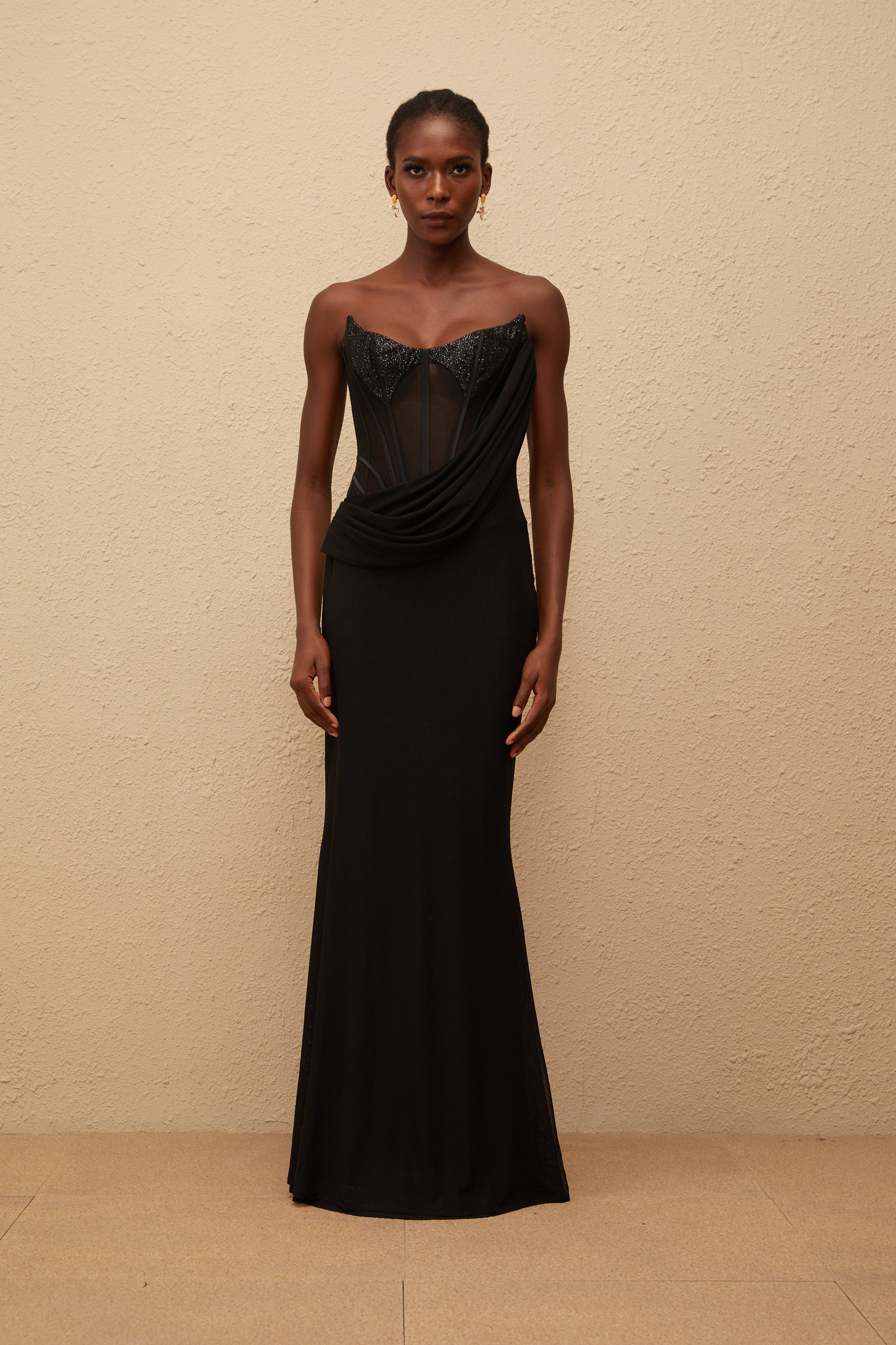 فستان سكارليت ماكسي أسود بألواح