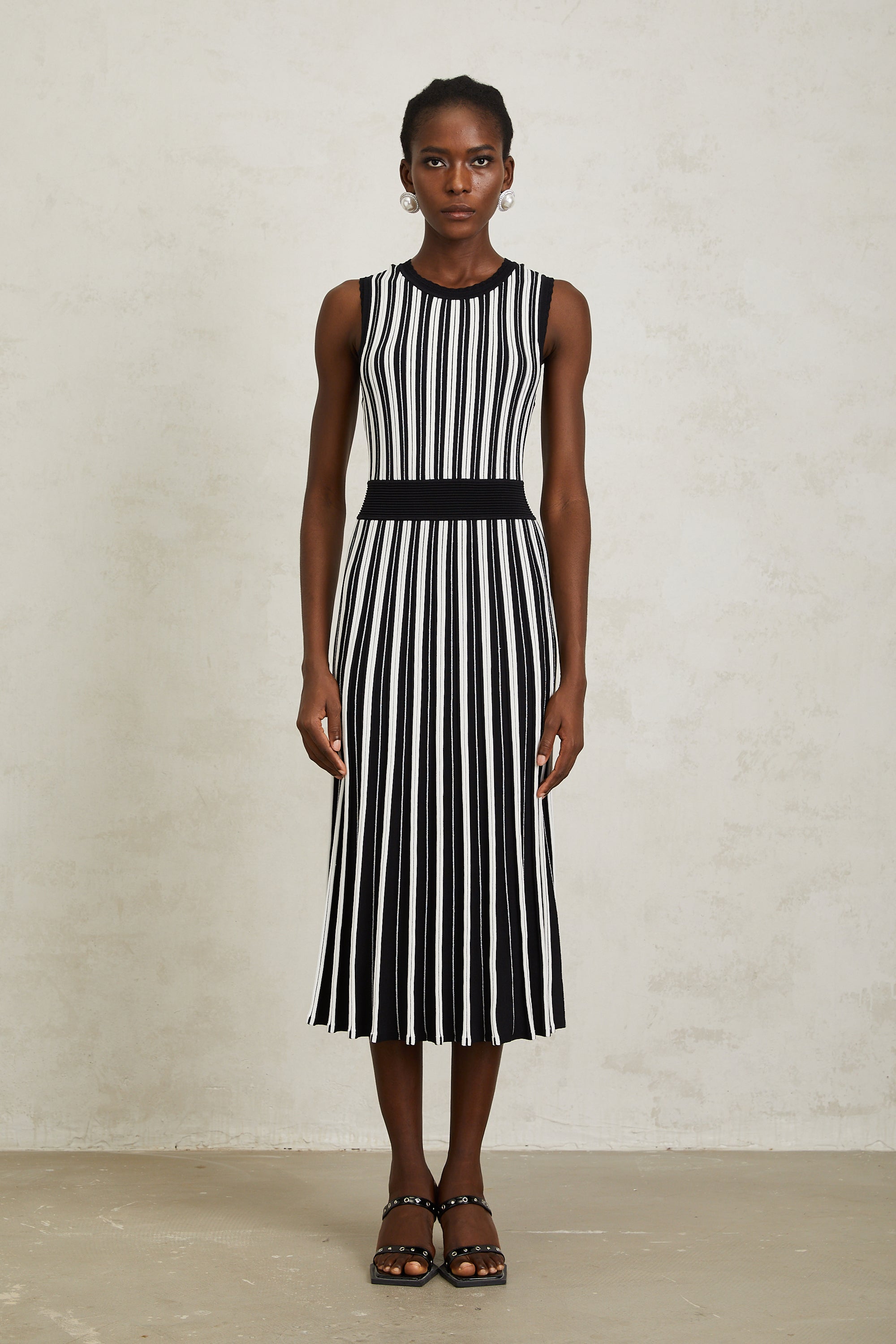 فستان كابوسين متوسط ​​الطول محبوك بخطوط عمودية سوداء