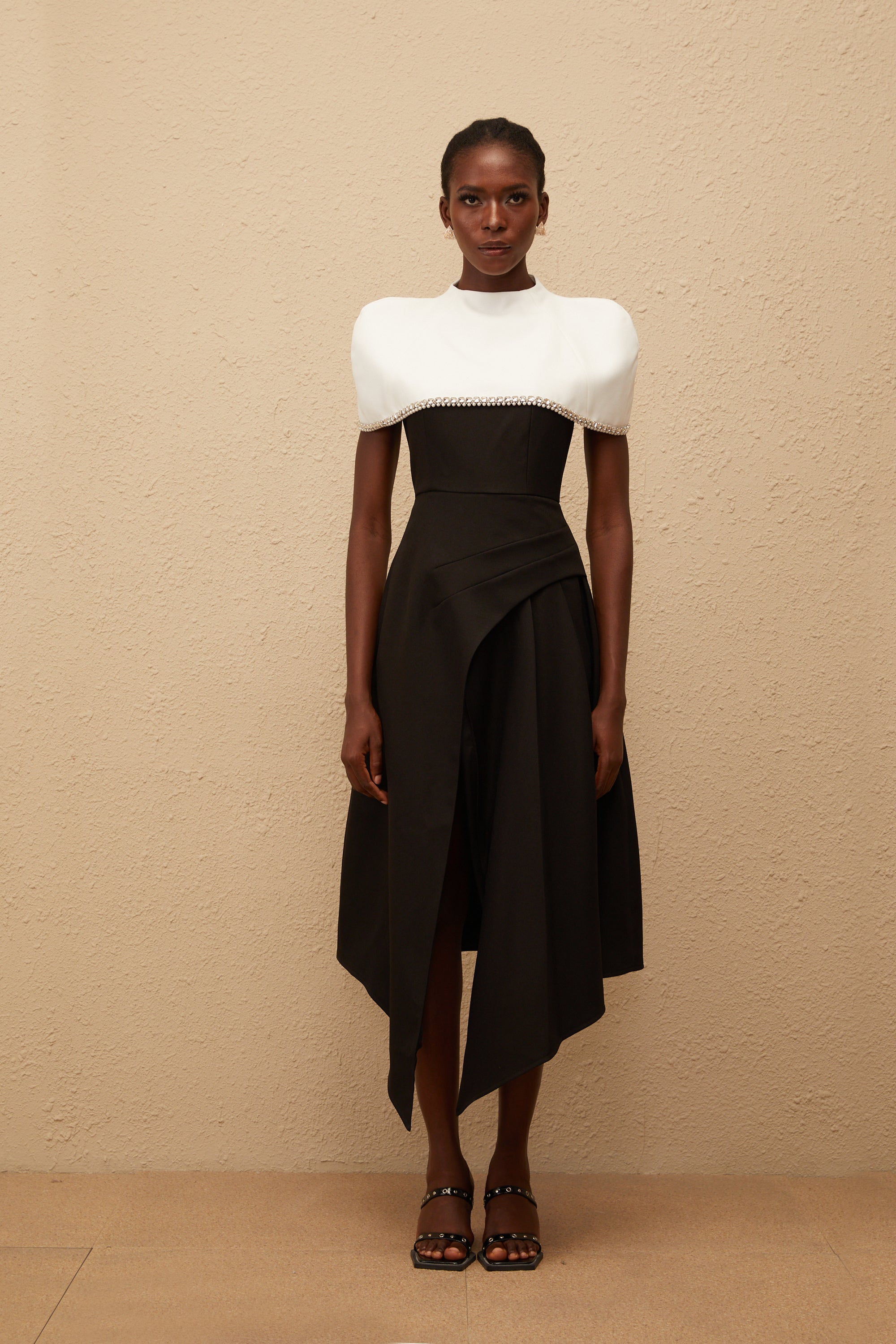 فستان فابيان متوسط الطول بألوان متعددة مع شال مزخرف