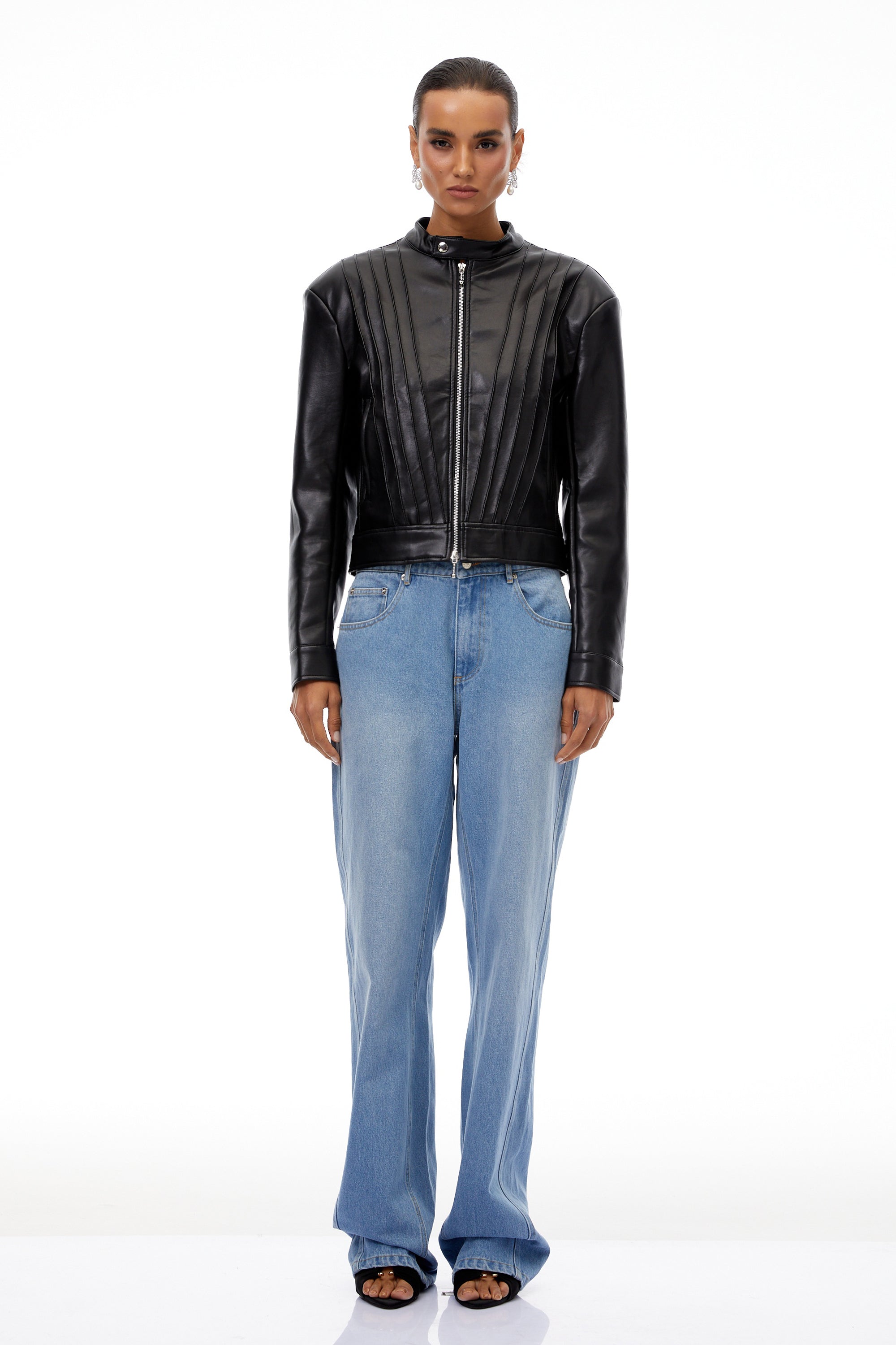 جاكيت راكب الدراجة النارية من الجلد المطوي باللون الأسود من كويتريه