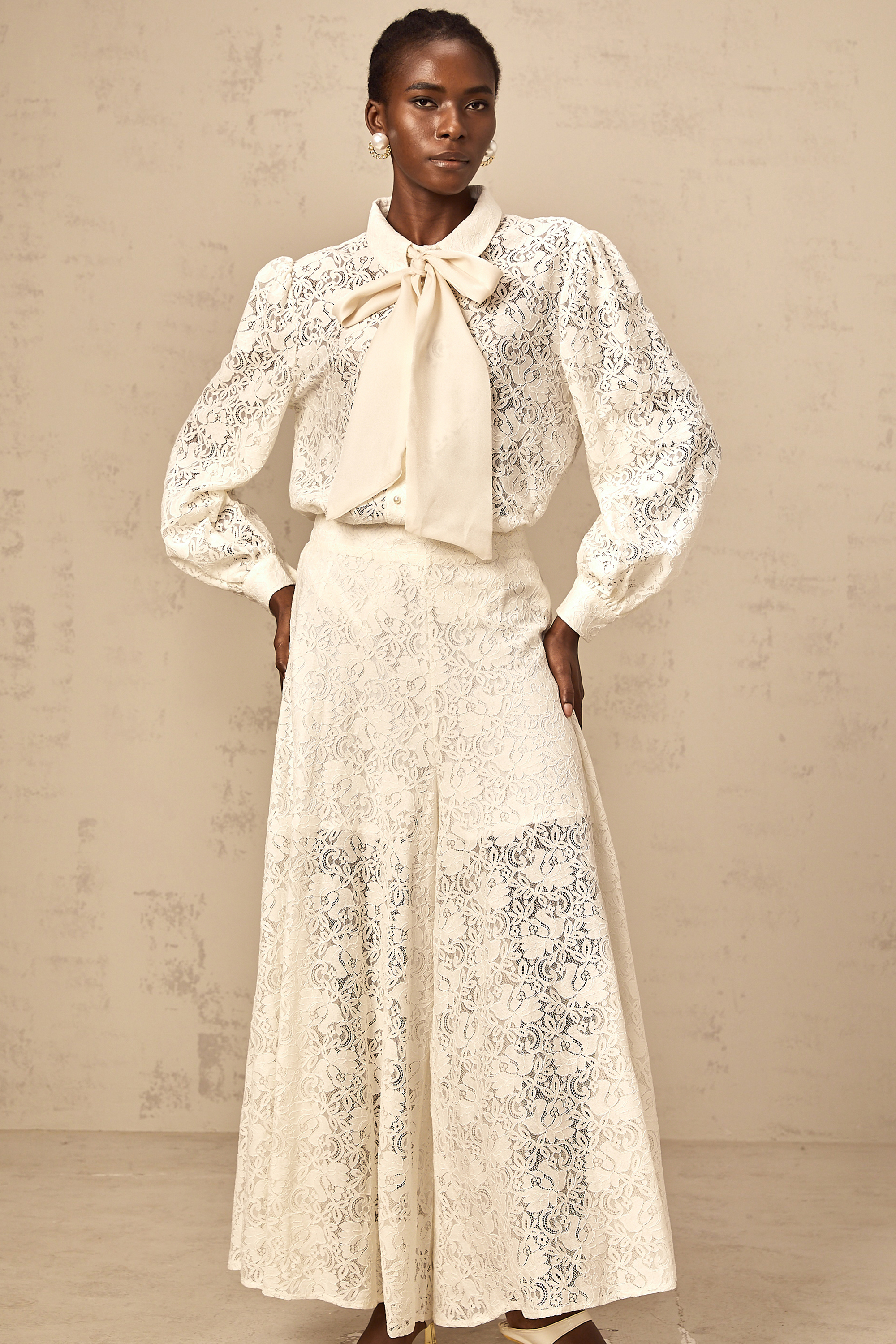 Passendes Set aus Hemd und Hose aus weißer Guipure-Spitze von Vanessa 