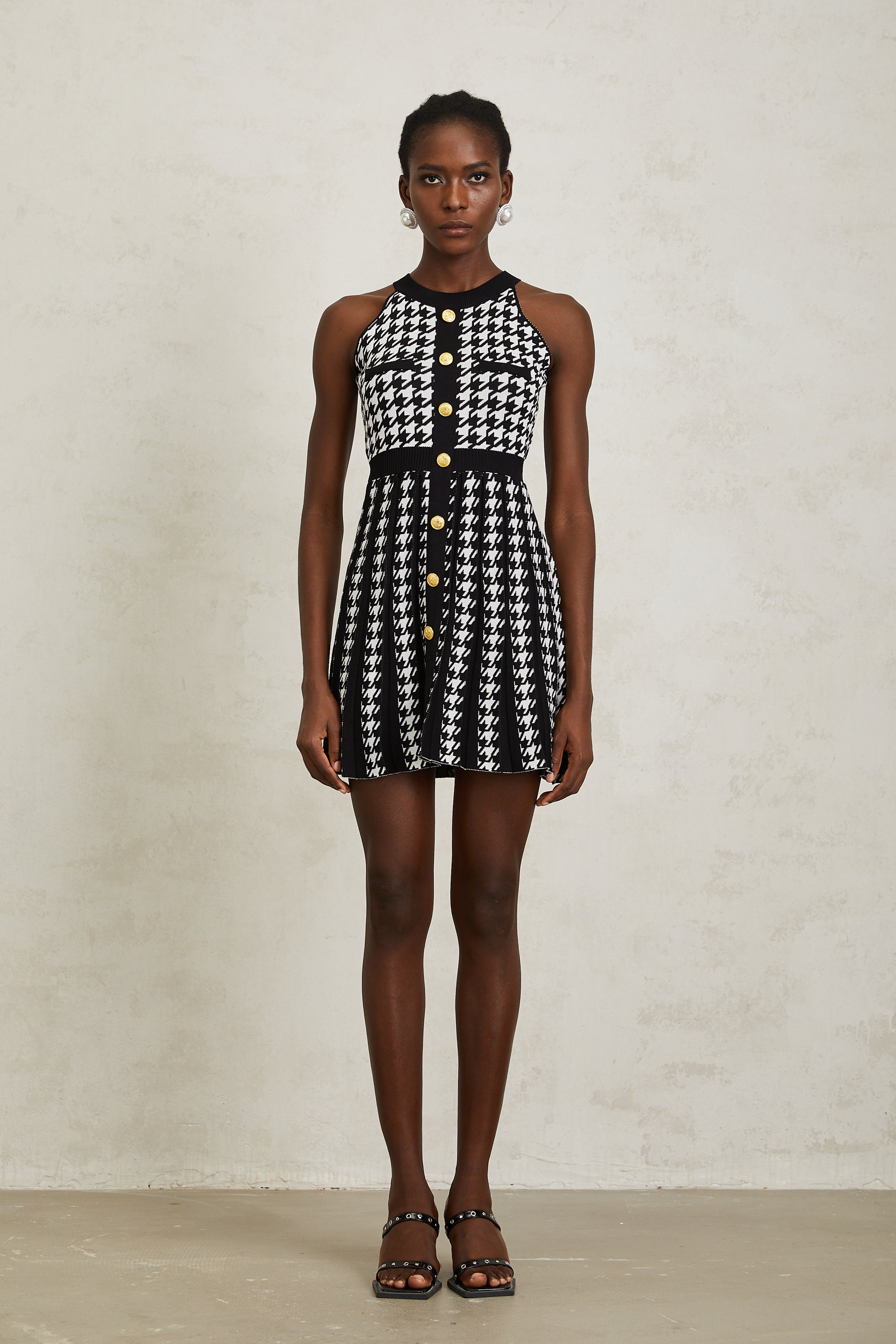 Jacqueline – Schwarzes Häkelstrick-Minikleid mit Hahnentrittmuster