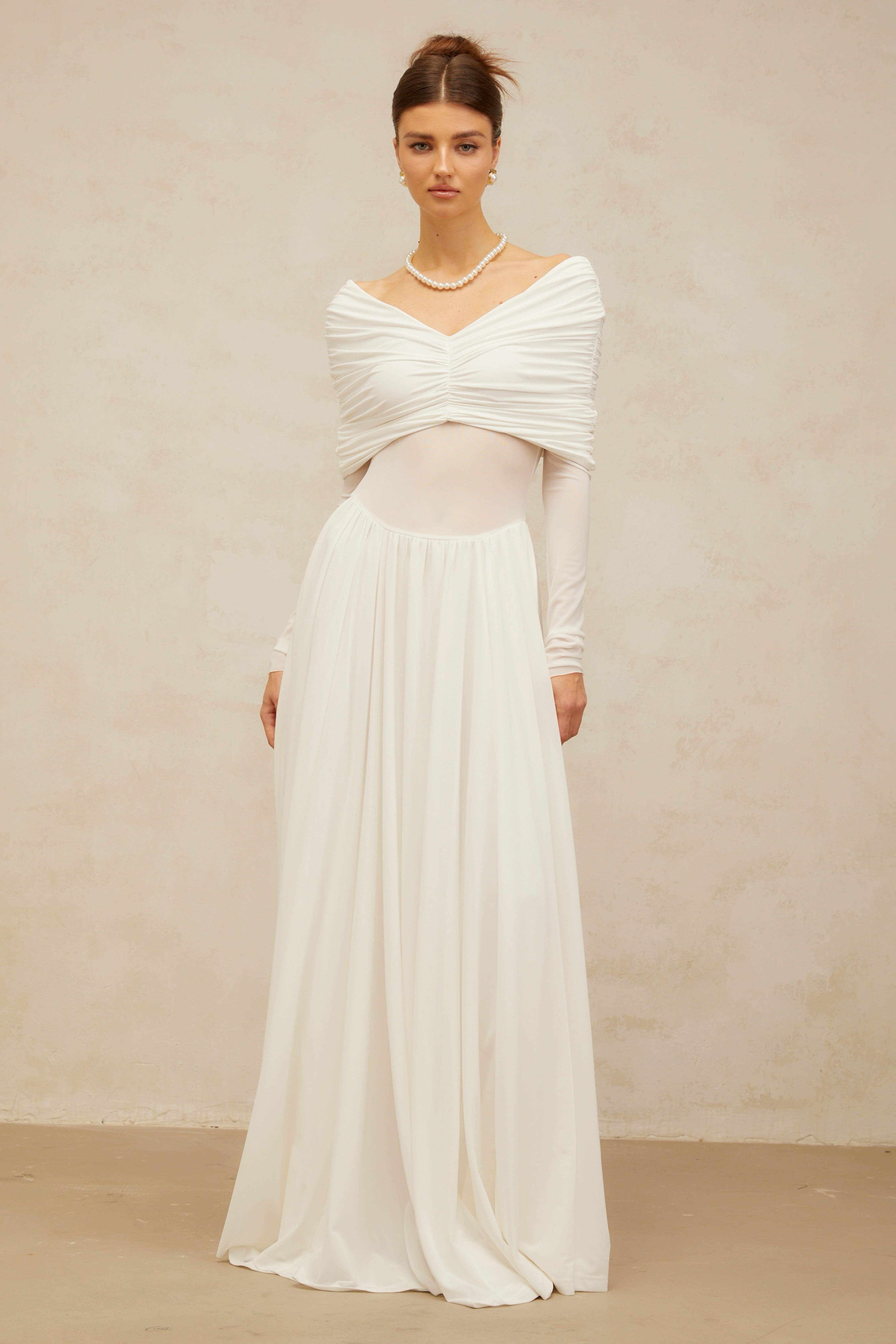 فستان ماكسي أبيض من فيران بتفاصيل منسدلة ومكشكش