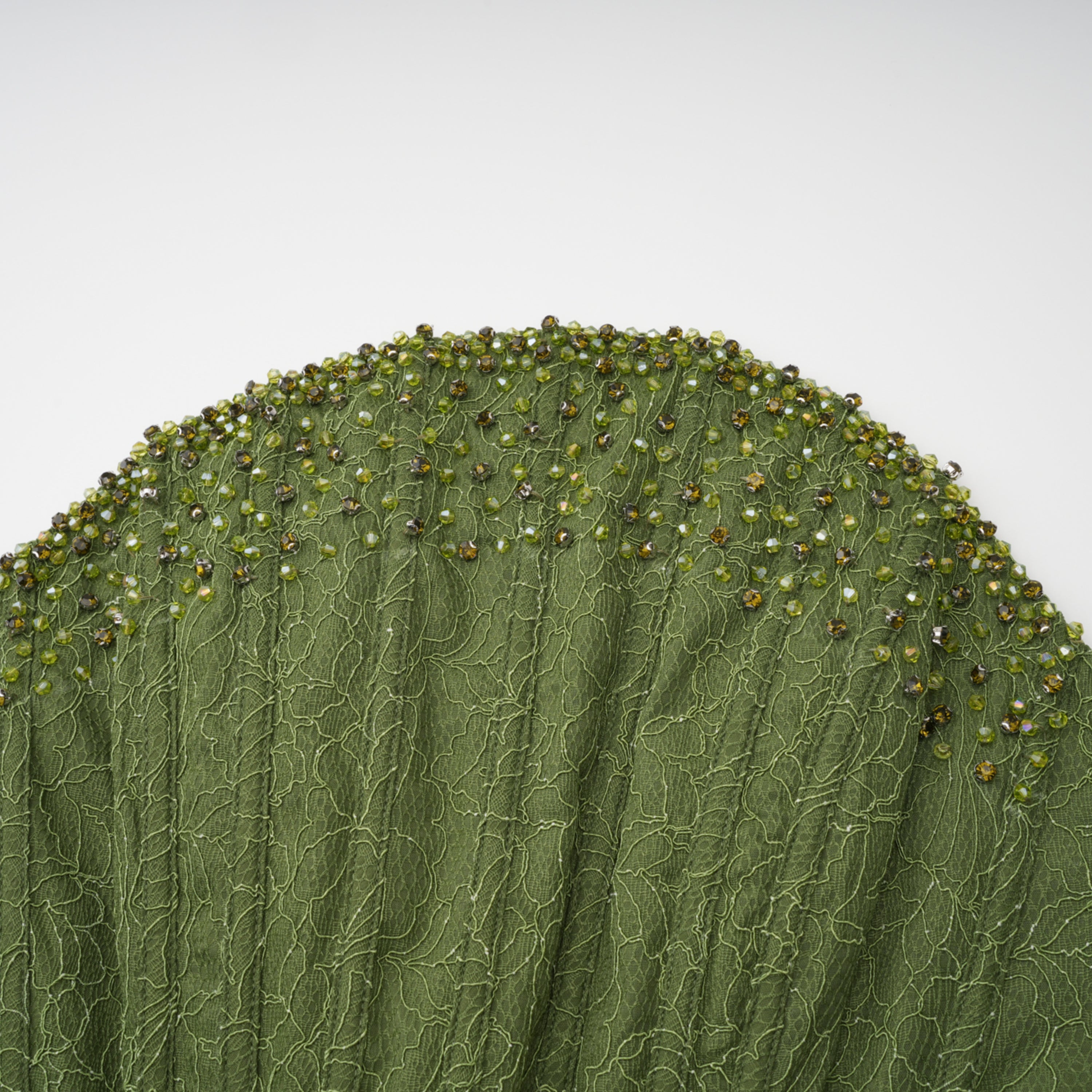 فستان ماكسي من فرانزيسكا باللون الأخضر مزين بزخارف (بدون قفازات)