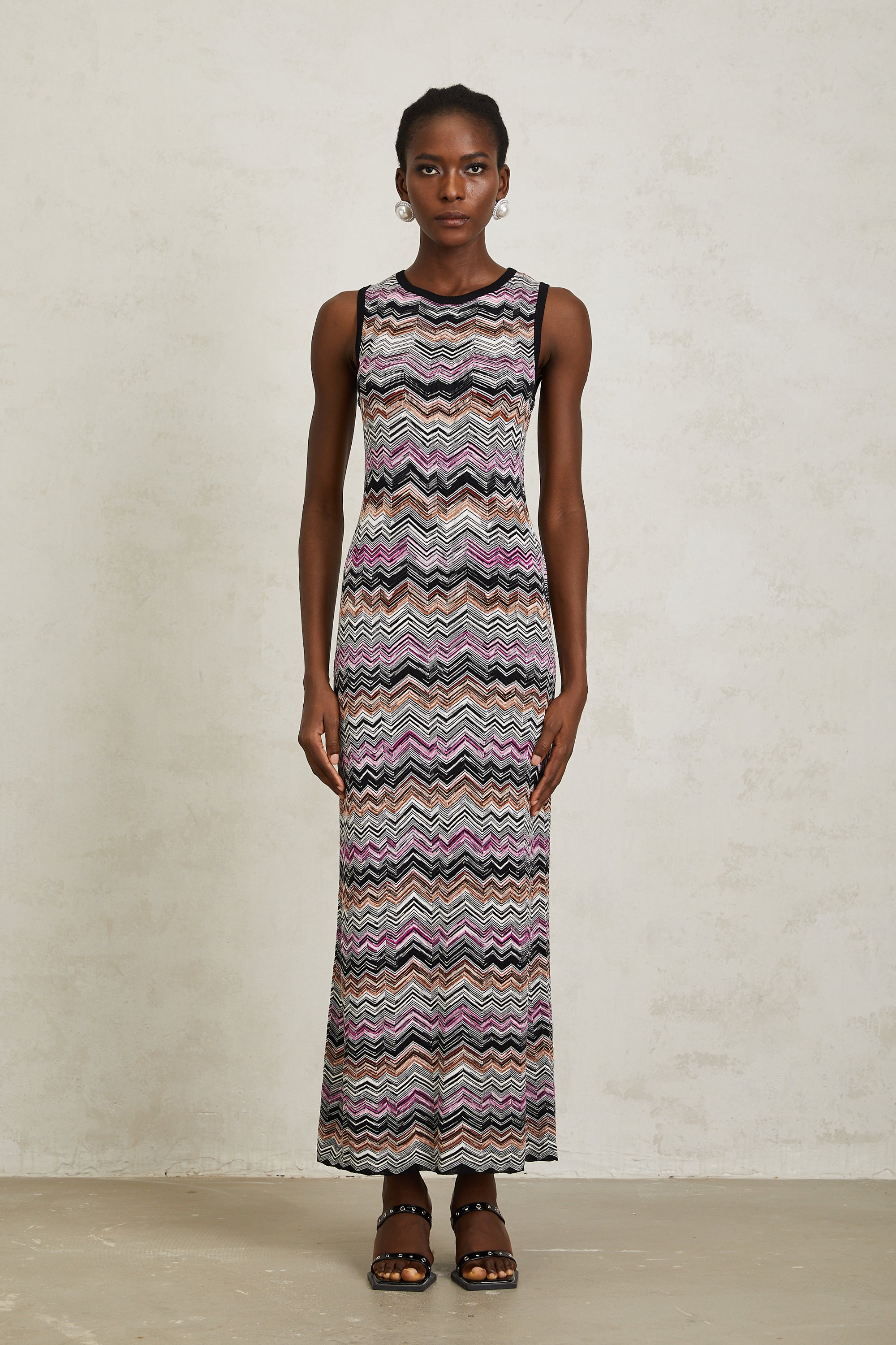 Manon – Lilafarbenes Maxikleid aus gewebtem Strick mit Zickzackmuster