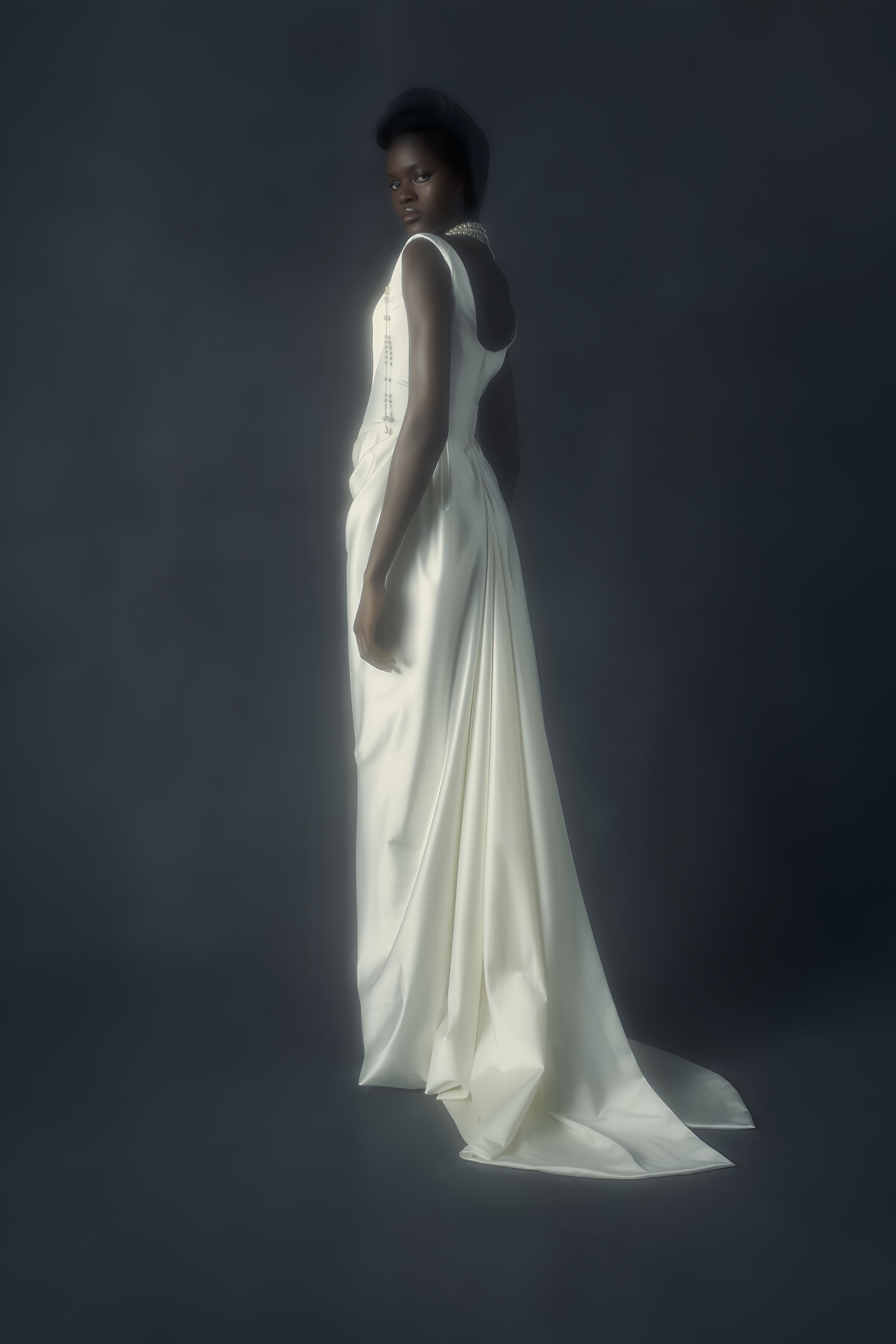 Fiona Weißes Satin-Maxikleid mit eckigem Ausschnitt