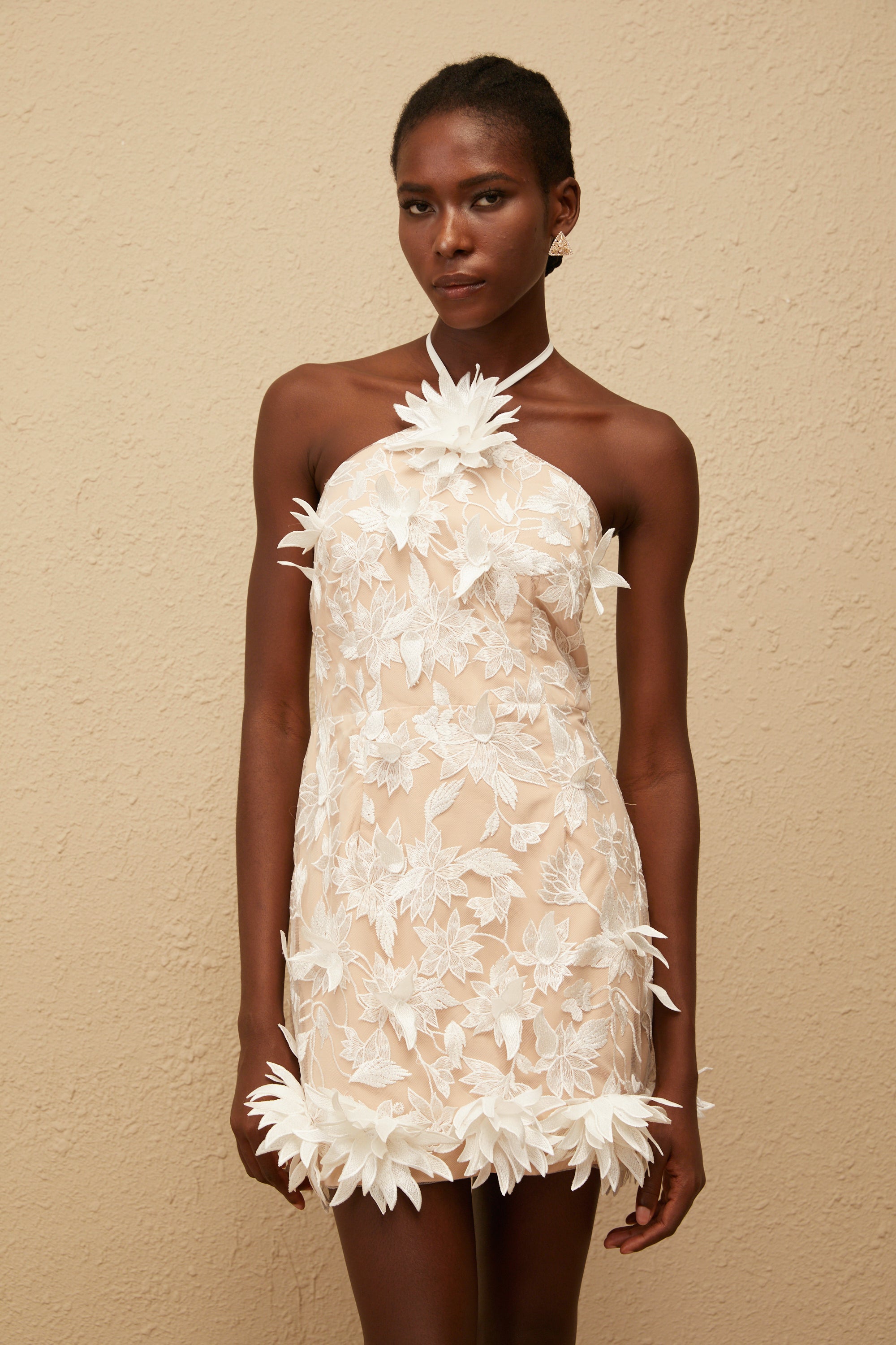 فستان دوريان الأبيض القصير المطرز بالزهور