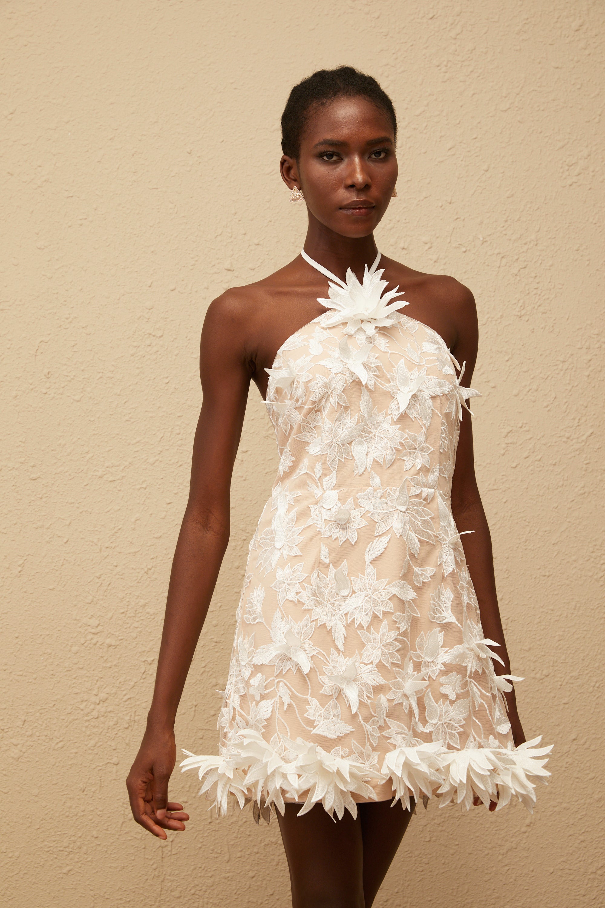 فستان دوريان الأبيض القصير المطرز بالزهور