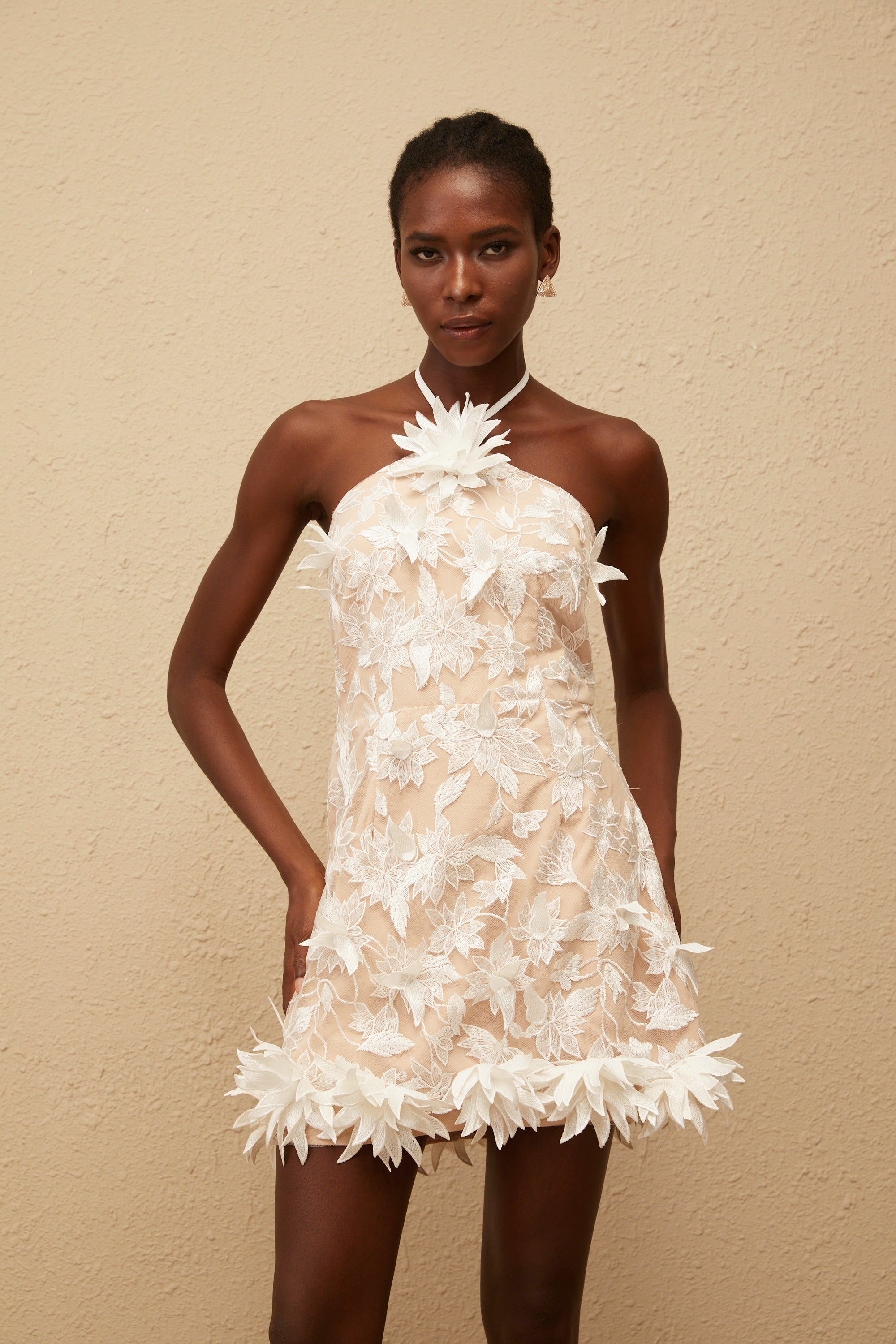 فستان دوريان الأبيض القصير المطرز بالزهور