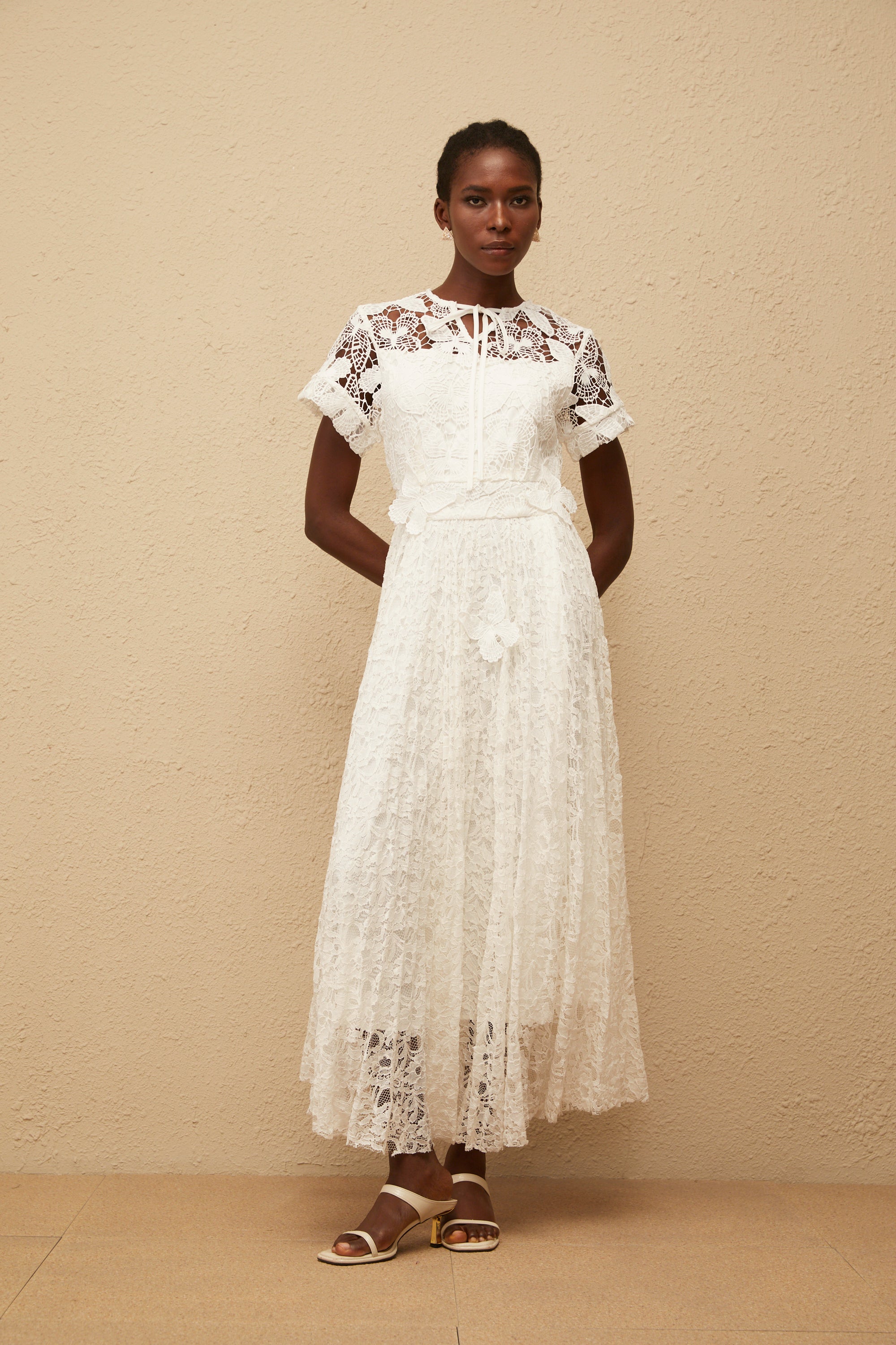 فستان ماكسي من الدانتيل بتصميم فراشة أبيض من فيكتوار