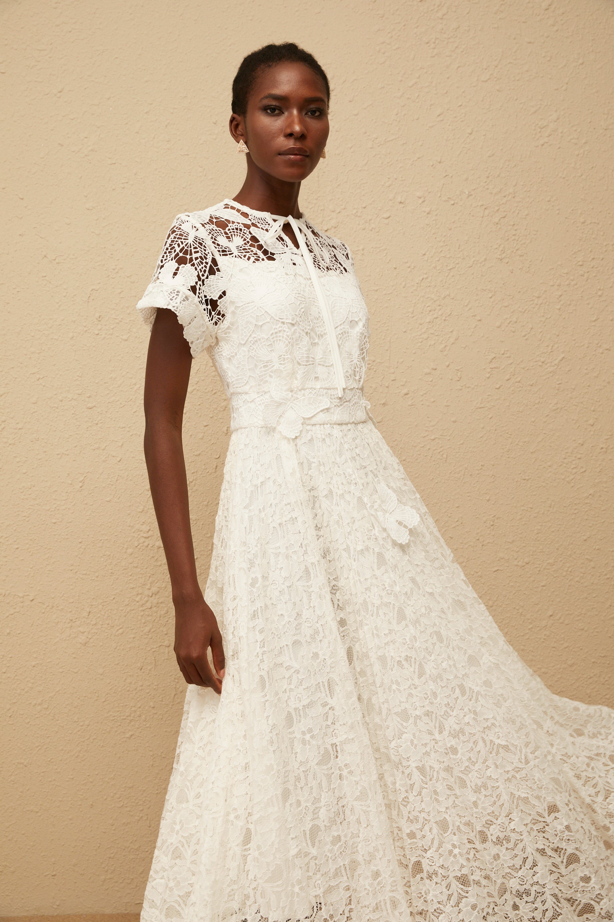 فستان ماكسي من الدانتيل بتصميم فراشة أبيض من فيكتوار